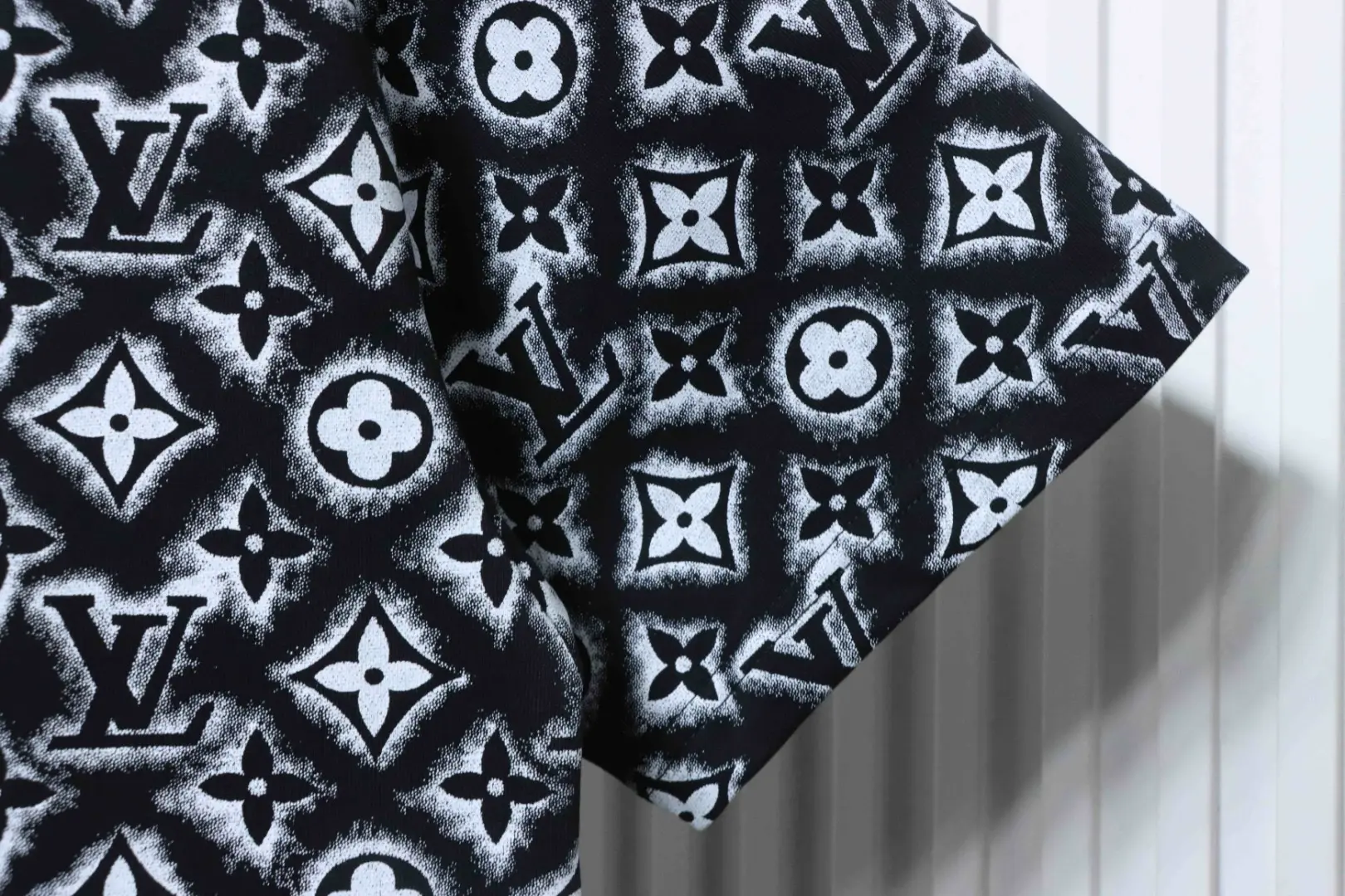 Kurzarm-T-Shirt mit durchgehendem Logo – Bild 6