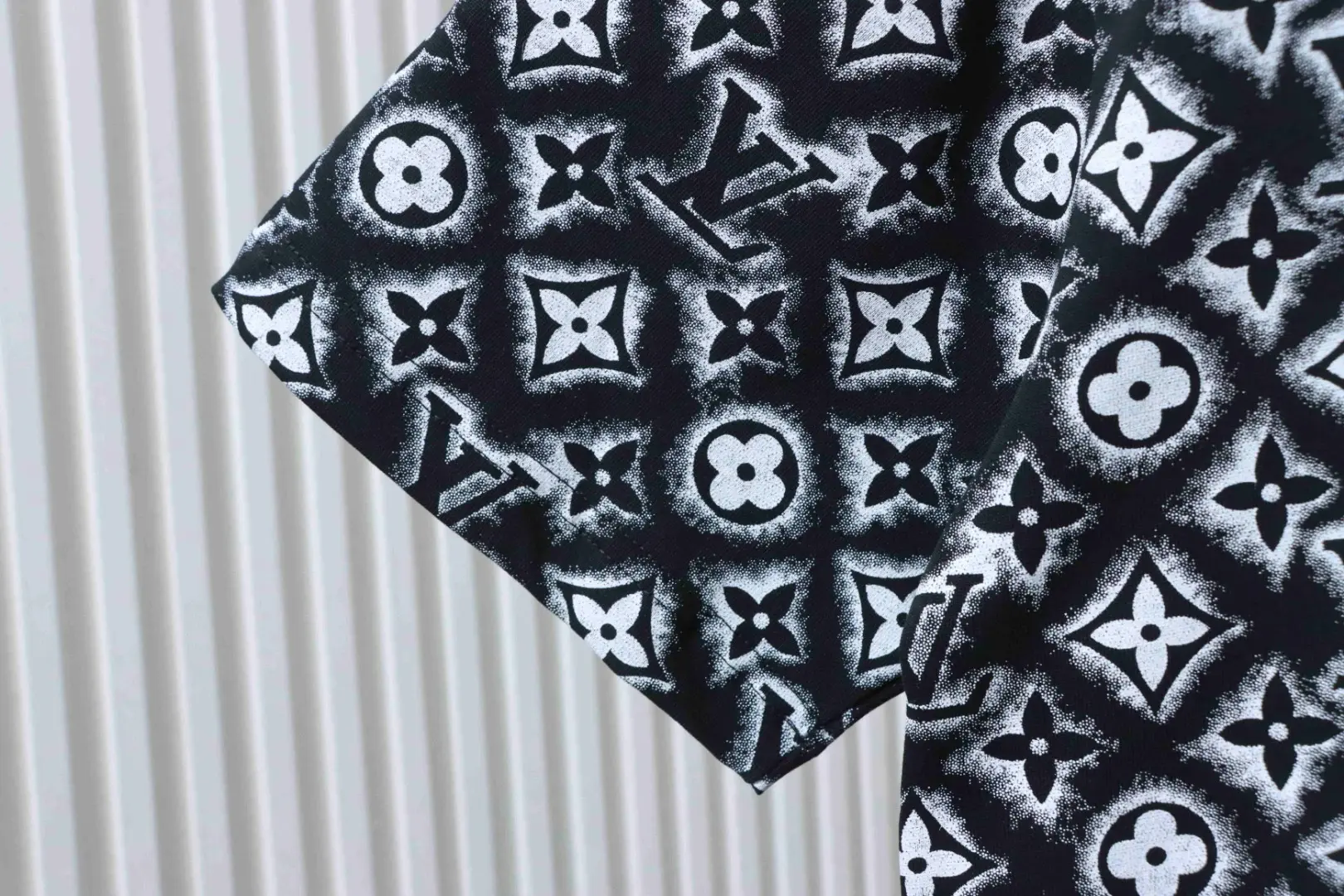 Kurzarm-T-Shirt mit durchgehendem Logo – Bild 7