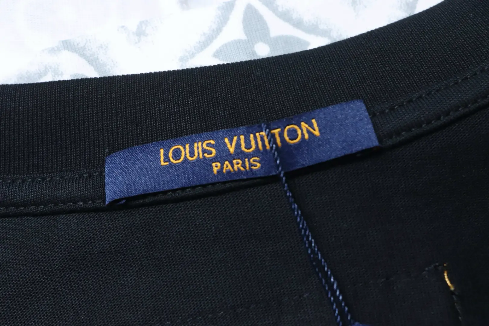 Kurzarm-T-Shirt mit durchgehendem Logo – Bild 8