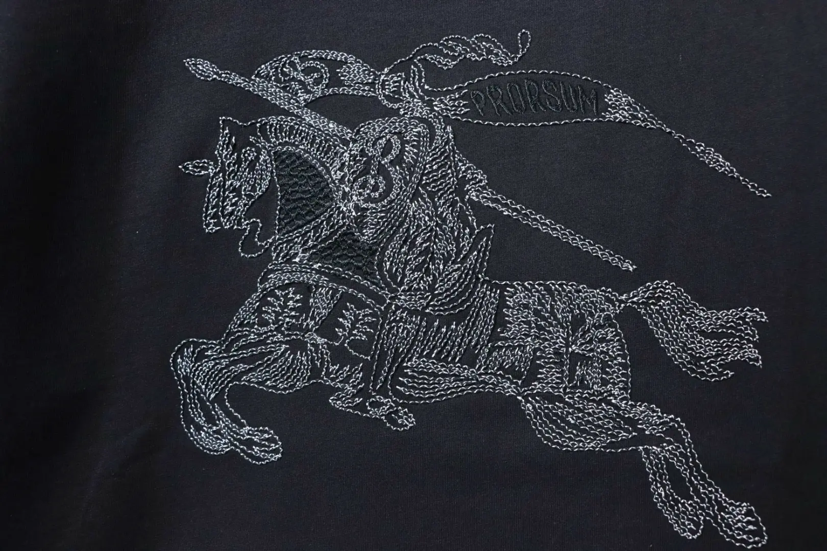 Kurzarm-T-Shirt mit gesticktem Ritter- und Pferdelogo – Bild 5