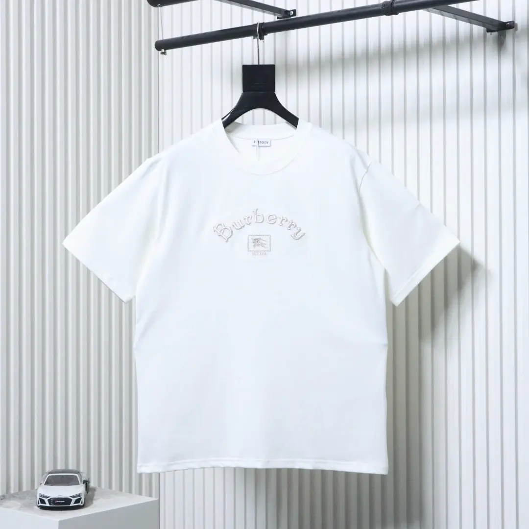 Kurzarm-T-Shirt mit gotischer Stickerei – Bild 11