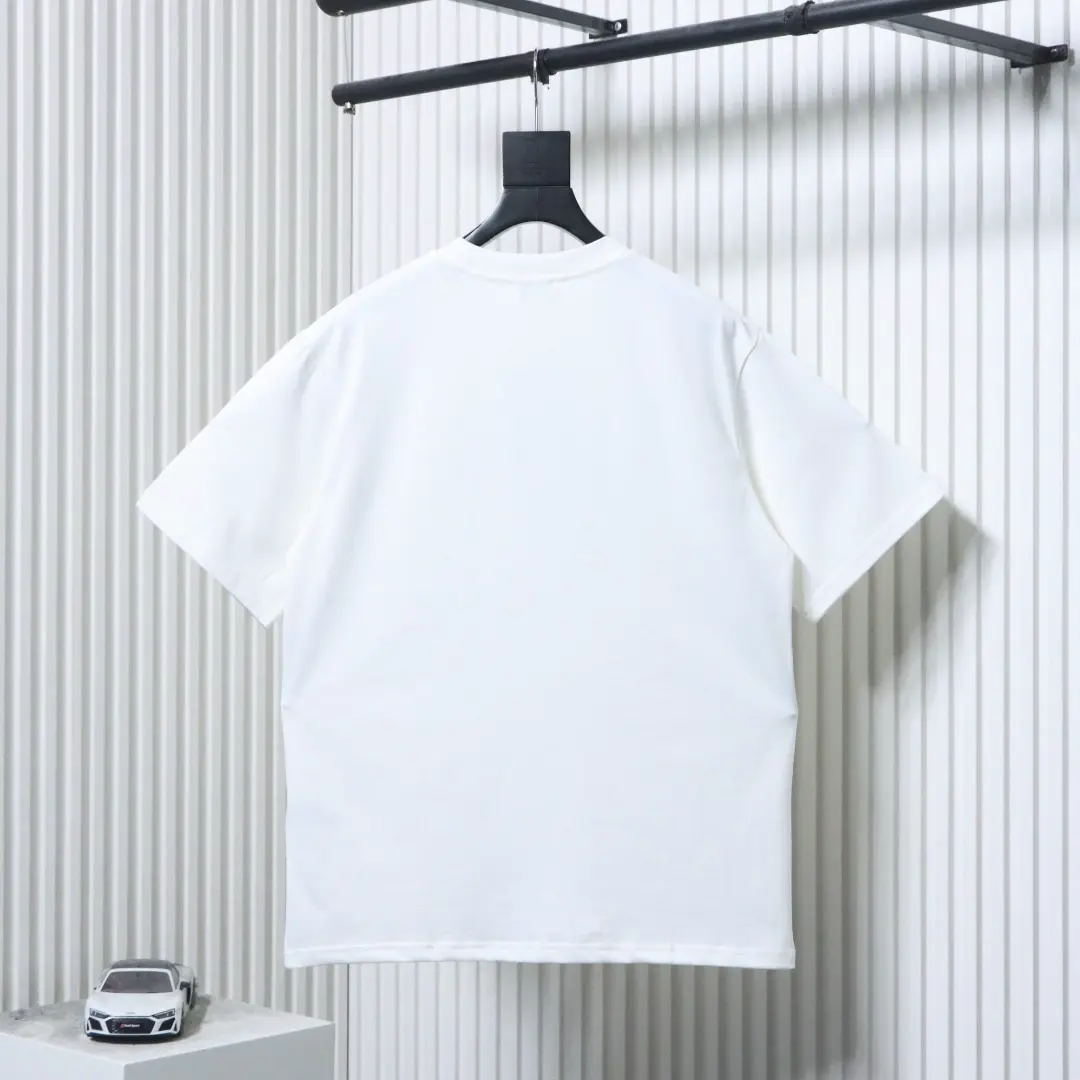 Kurzarm-T-Shirt mit gotischer Stickerei – Bild 12