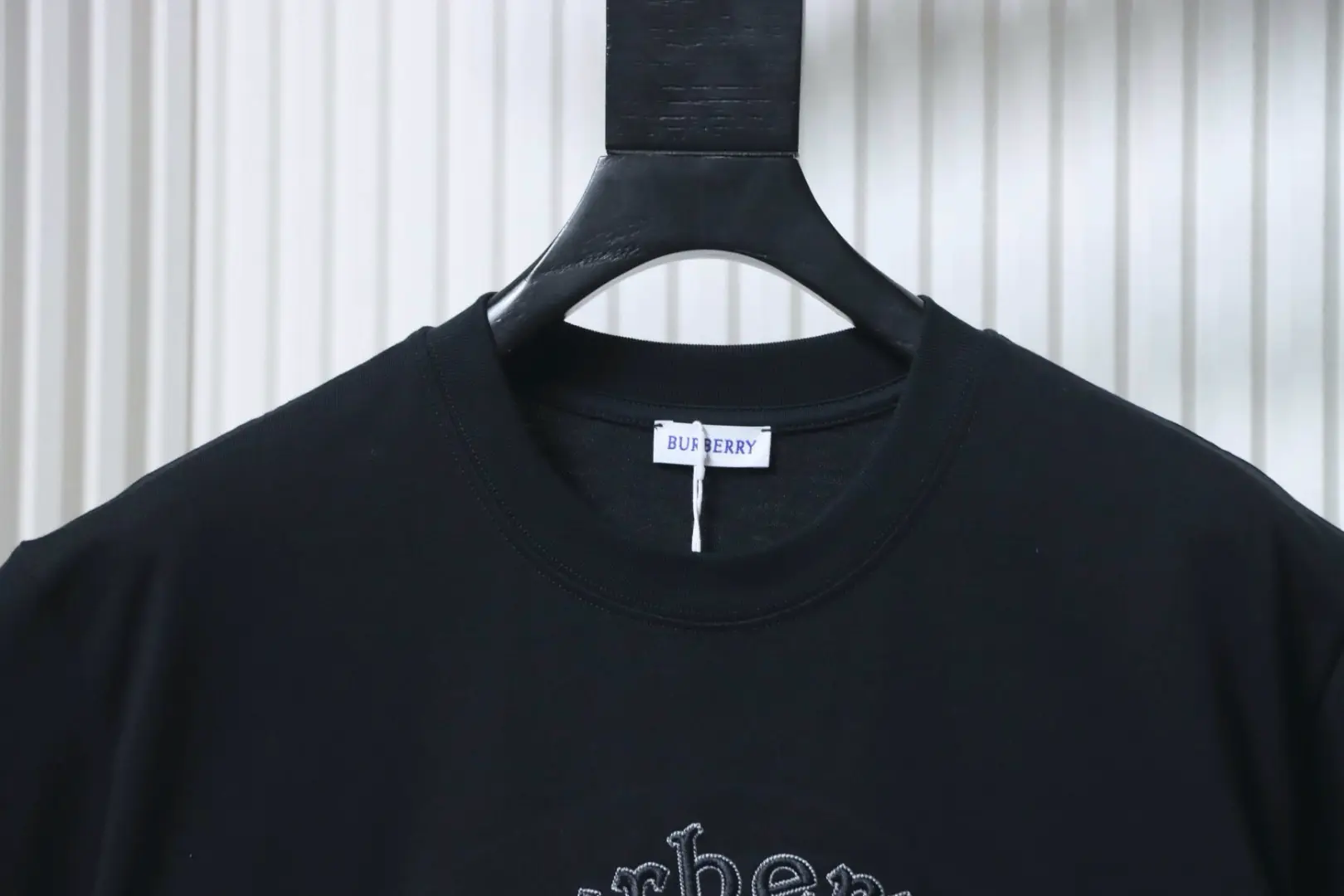 Kurzarm-T-Shirt mit gotischer Stickerei – Bild 3