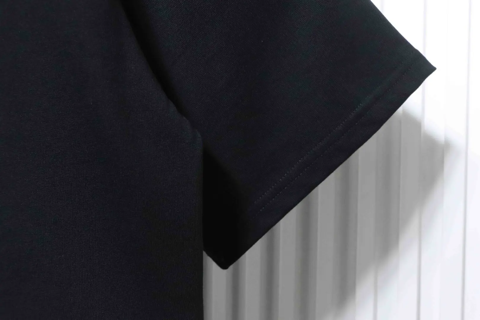 Kurzarm-T-Shirt mit gotischer Stickerei – Bild 6