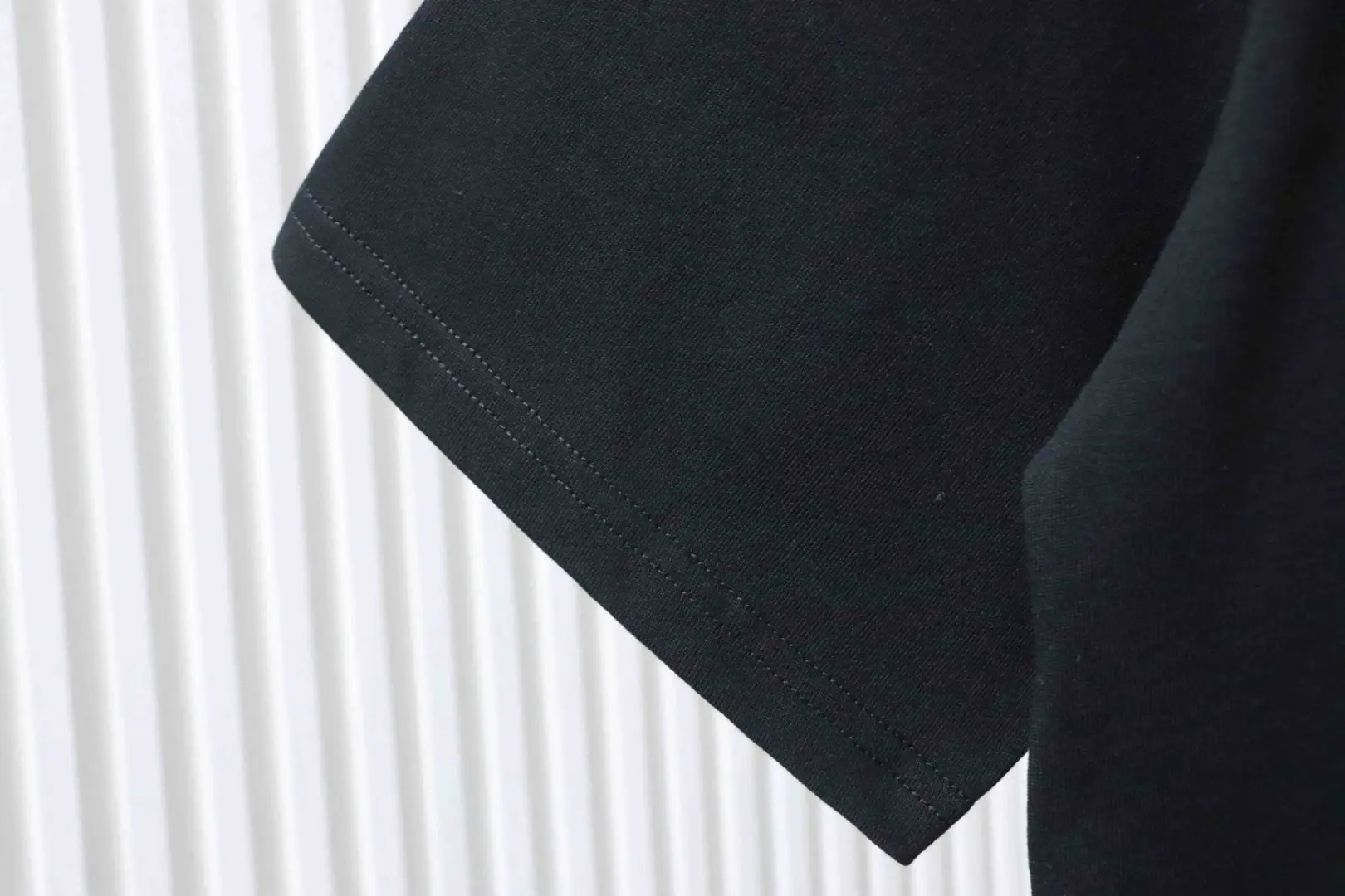 Kurzarm-T-Shirt mit gotischer Stickerei – Bild 7