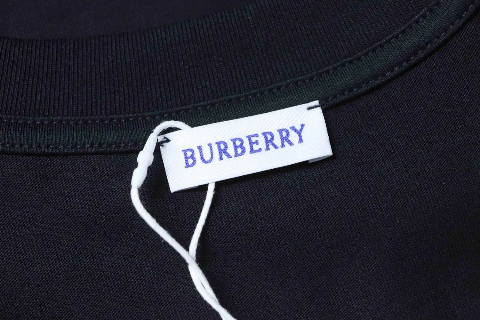 Kurzarm-T-Shirt mit gotischer Stickerei – Bild 8