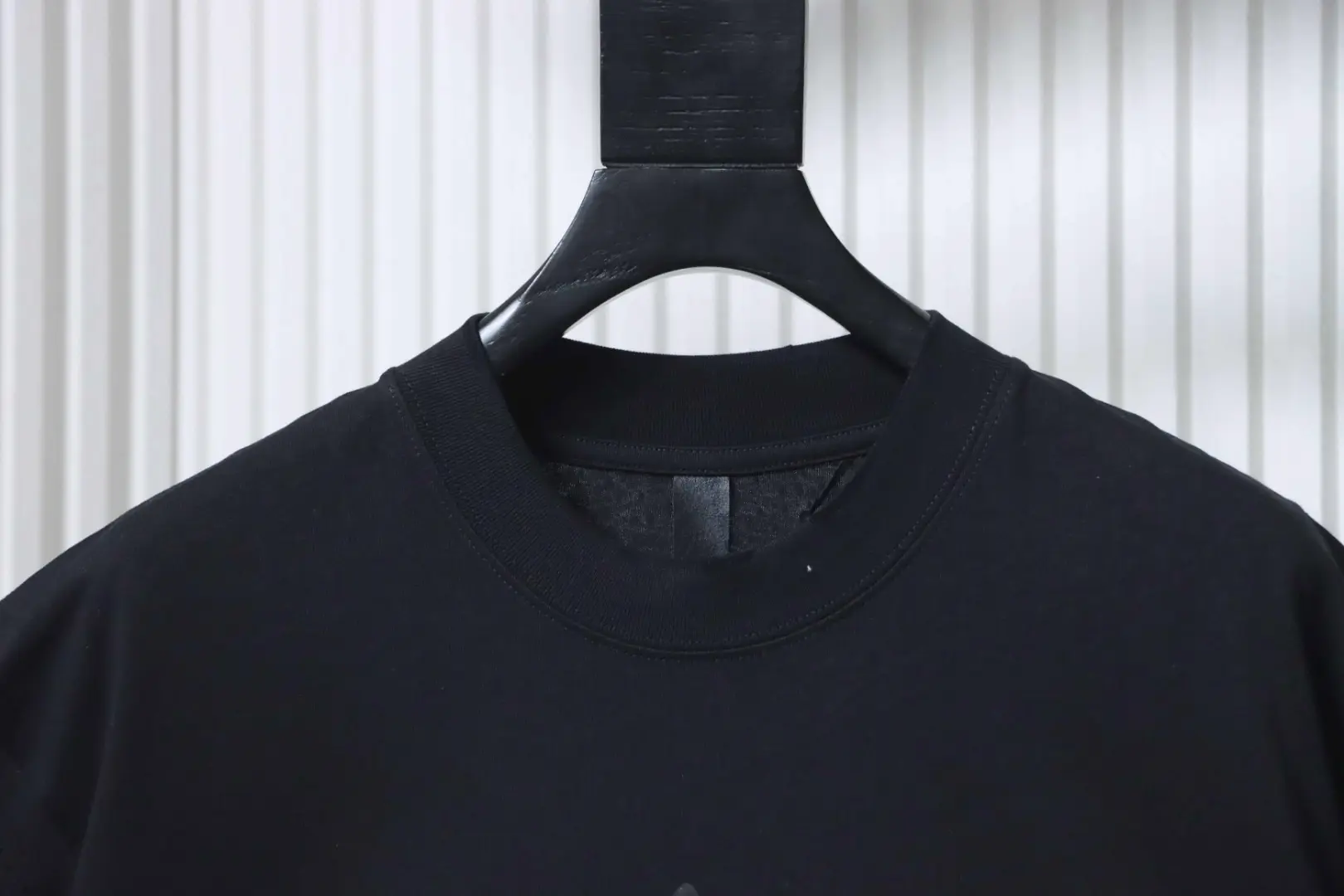 Kurzarmhemd mit Sanskrit-Strasssteinen – Bild 5