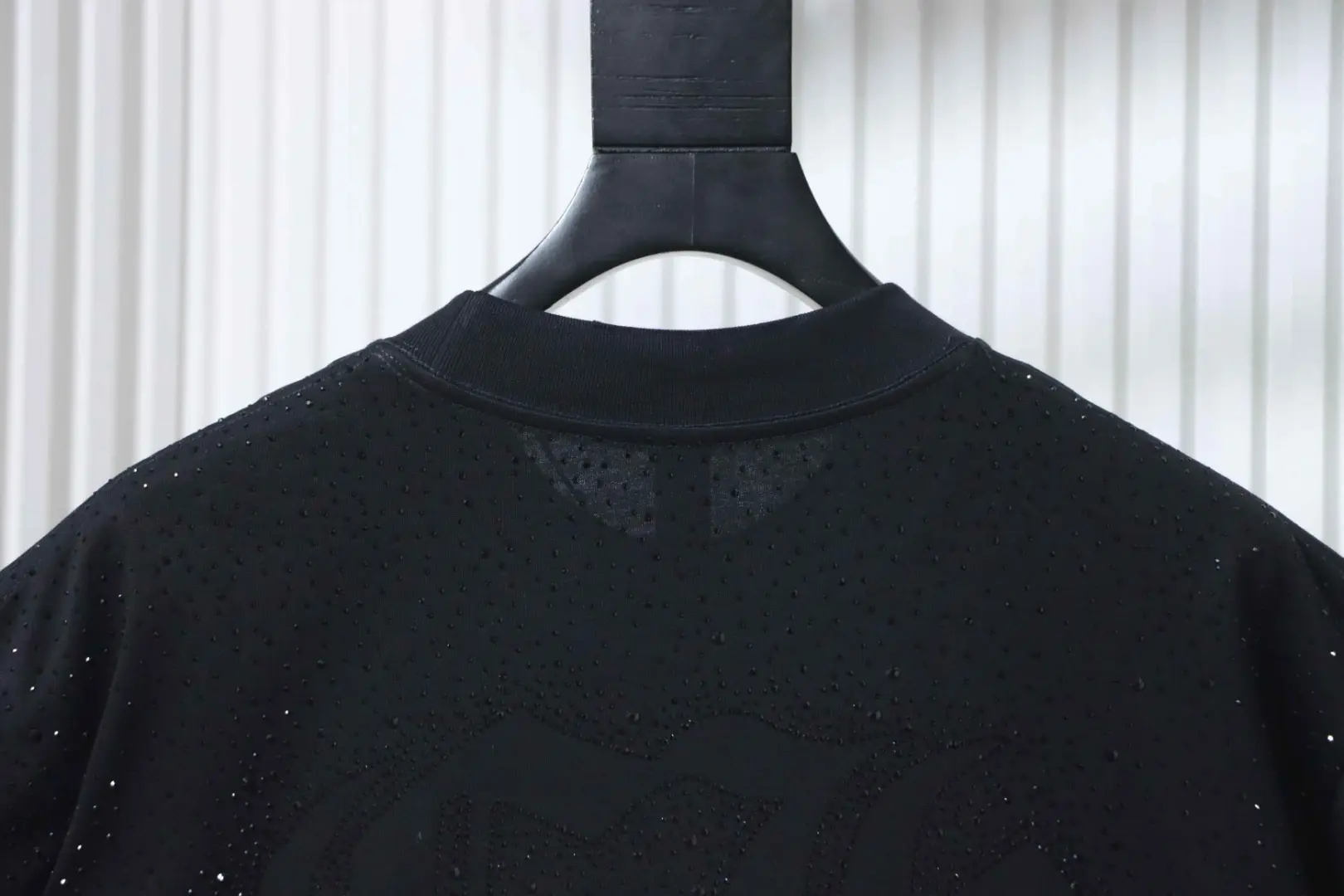 Kurzarmhemd mit Sanskrit-Strasssteinen – Bild 6