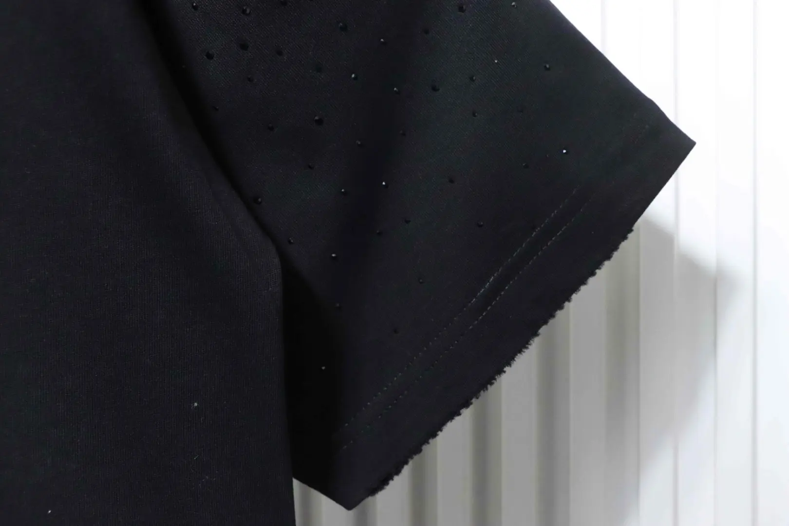 Kurzarmhemd mit Sanskrit-Strasssteinen – Bild 8