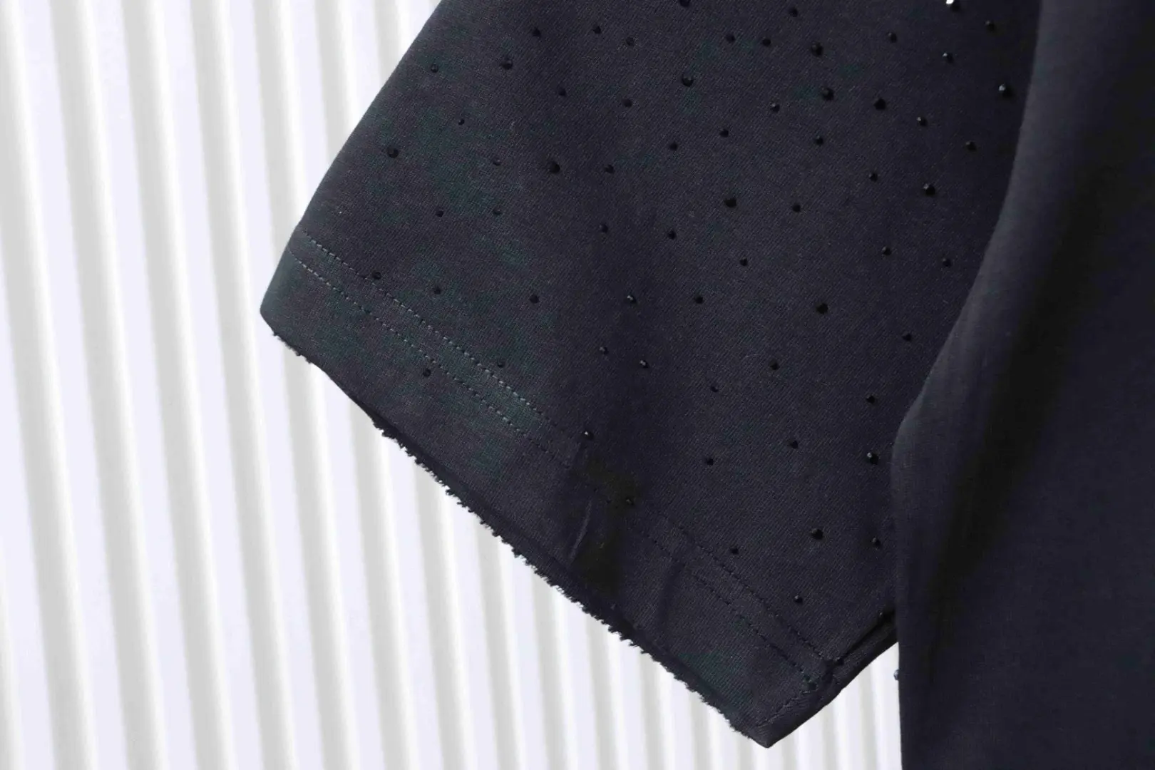 Kurzarmhemd mit Sanskrit-Strasssteinen – Bild 9