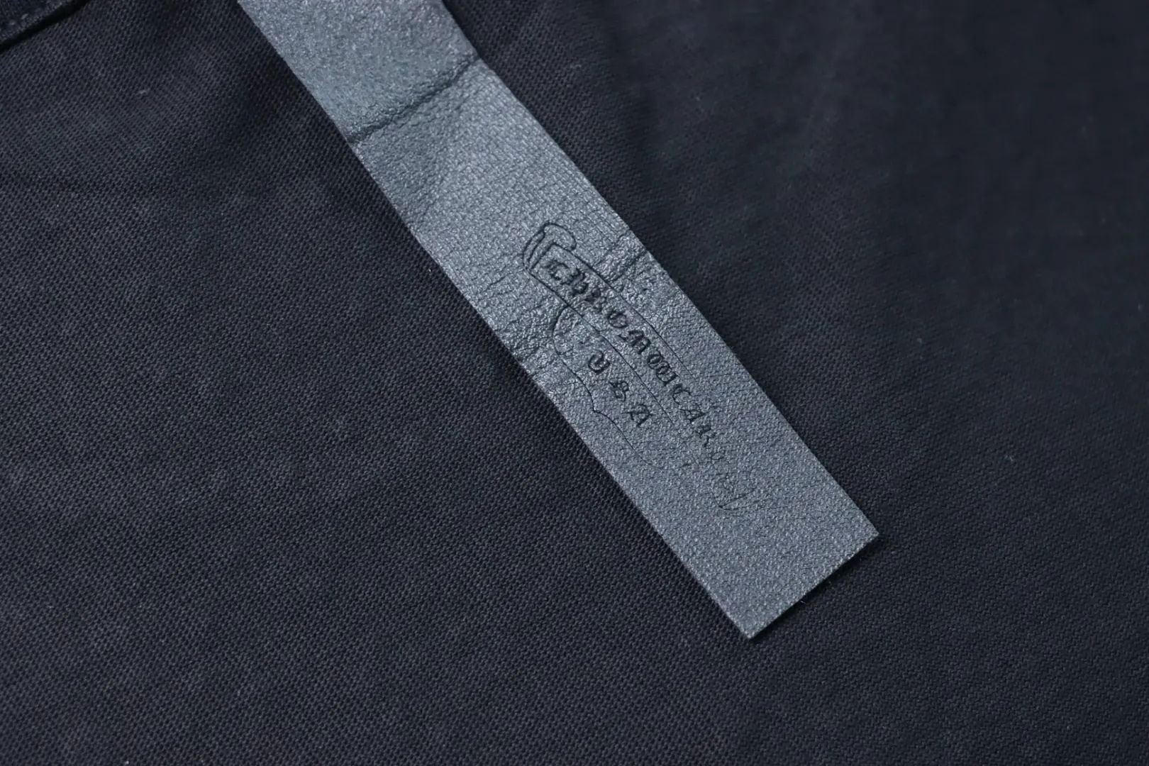 Kurzarmhemd mit Sanskrit-Strasssteinen – Bild 10