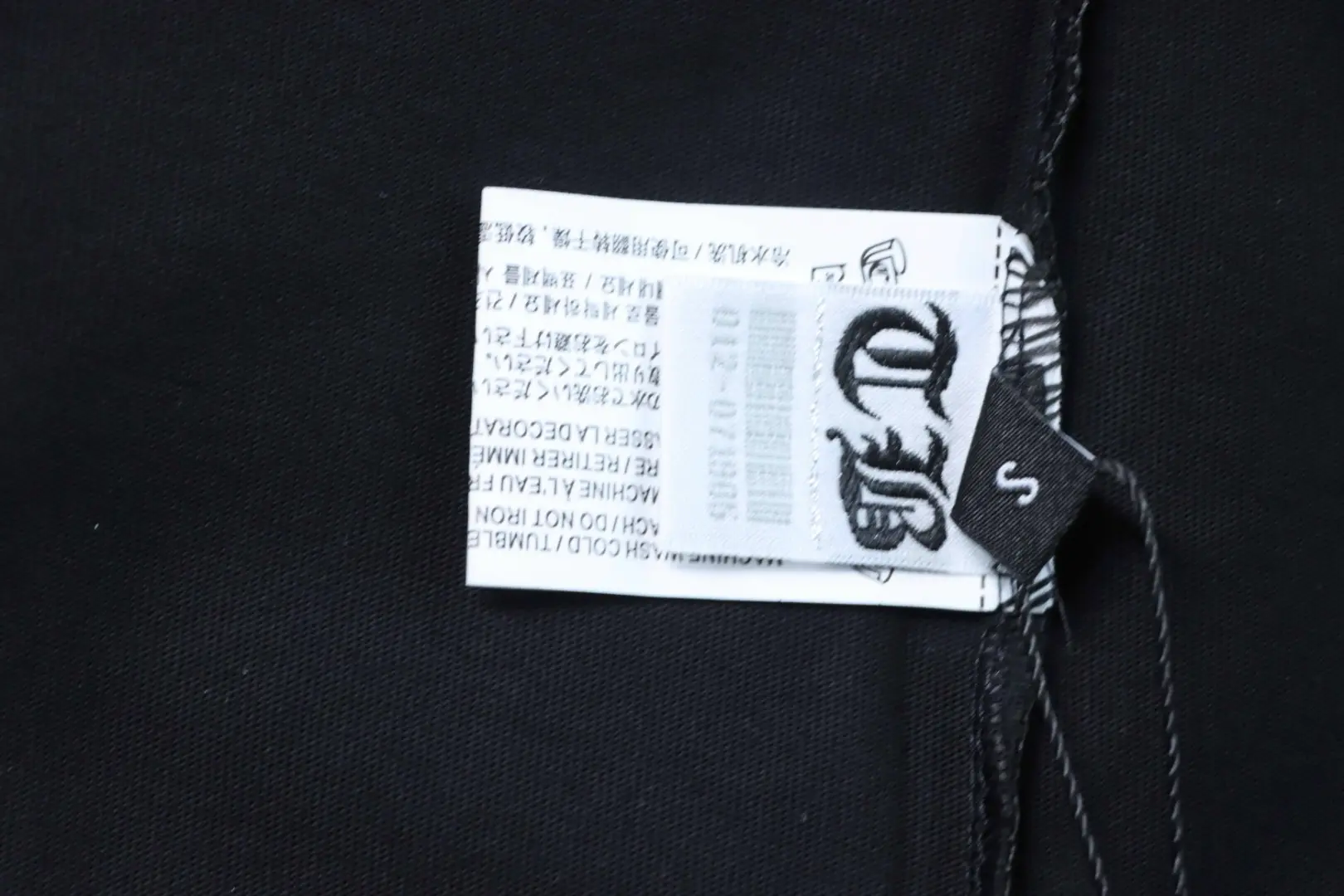 Kurzarmhemd mit Sanskrit-Strasssteinen – Bild 11