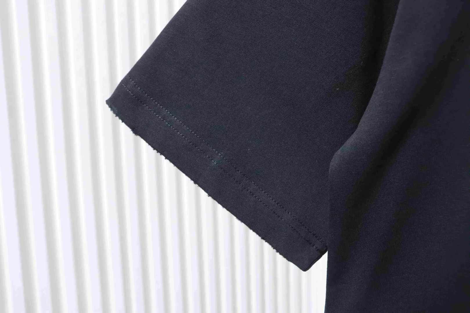 Kurzarmhemd mit Strassverzierungen im Sanskrit-Stil – Bild 9