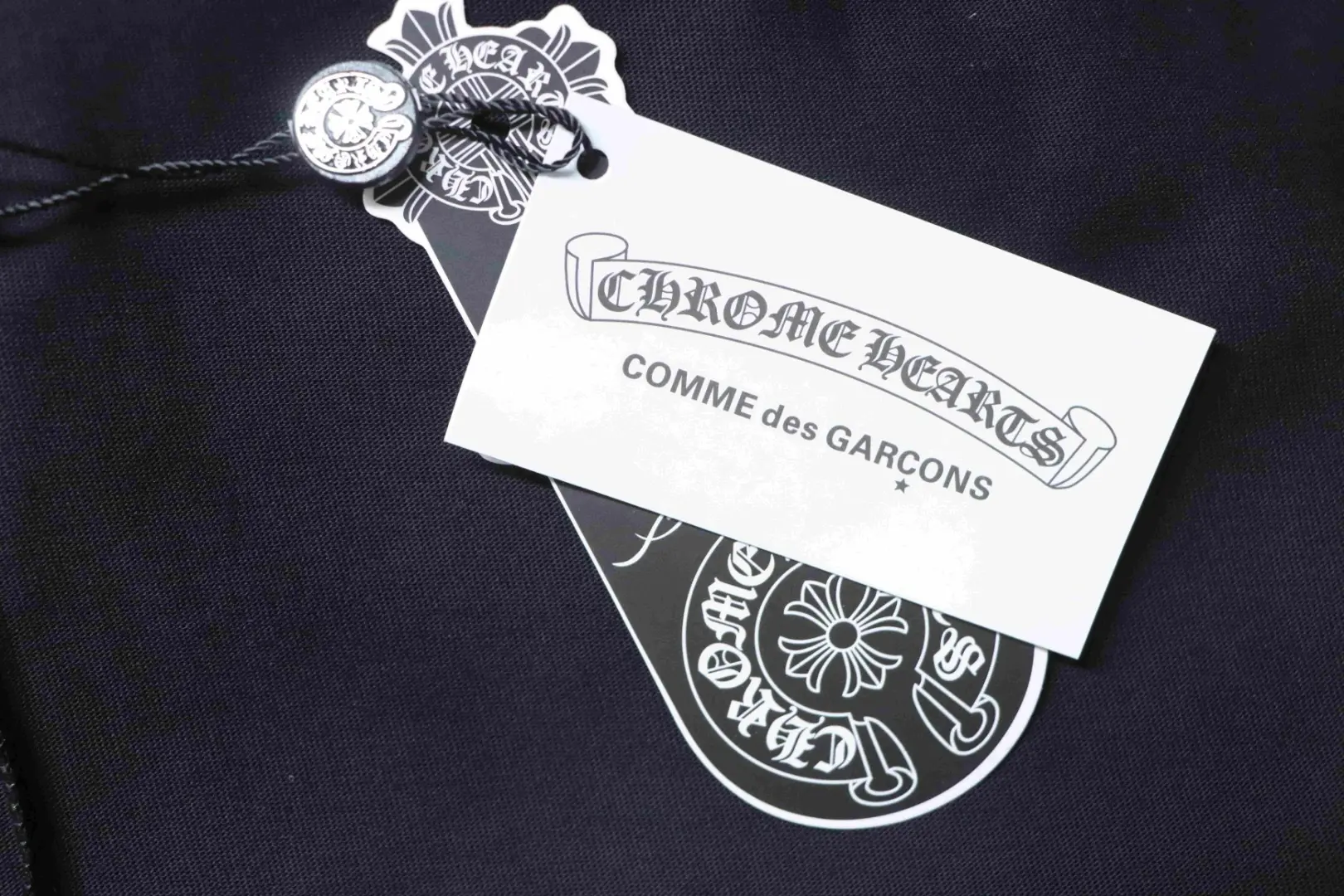 Kurzarmhemd mit Strassverzierungen im Sanskrit-Stil – Bild 10