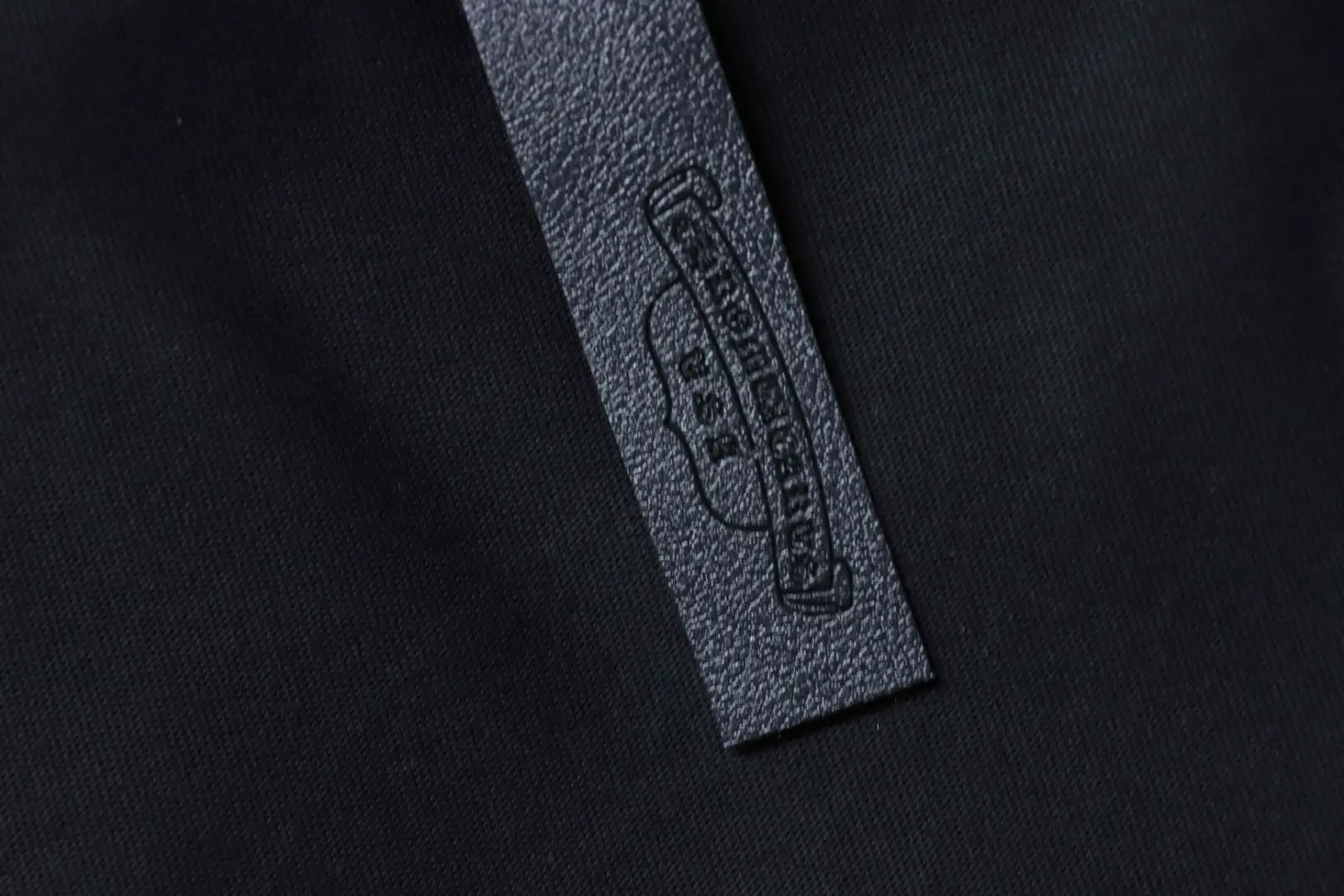 Kurzarmhemd mit Strassverzierungen im Sanskrit-Stil – Bild 11