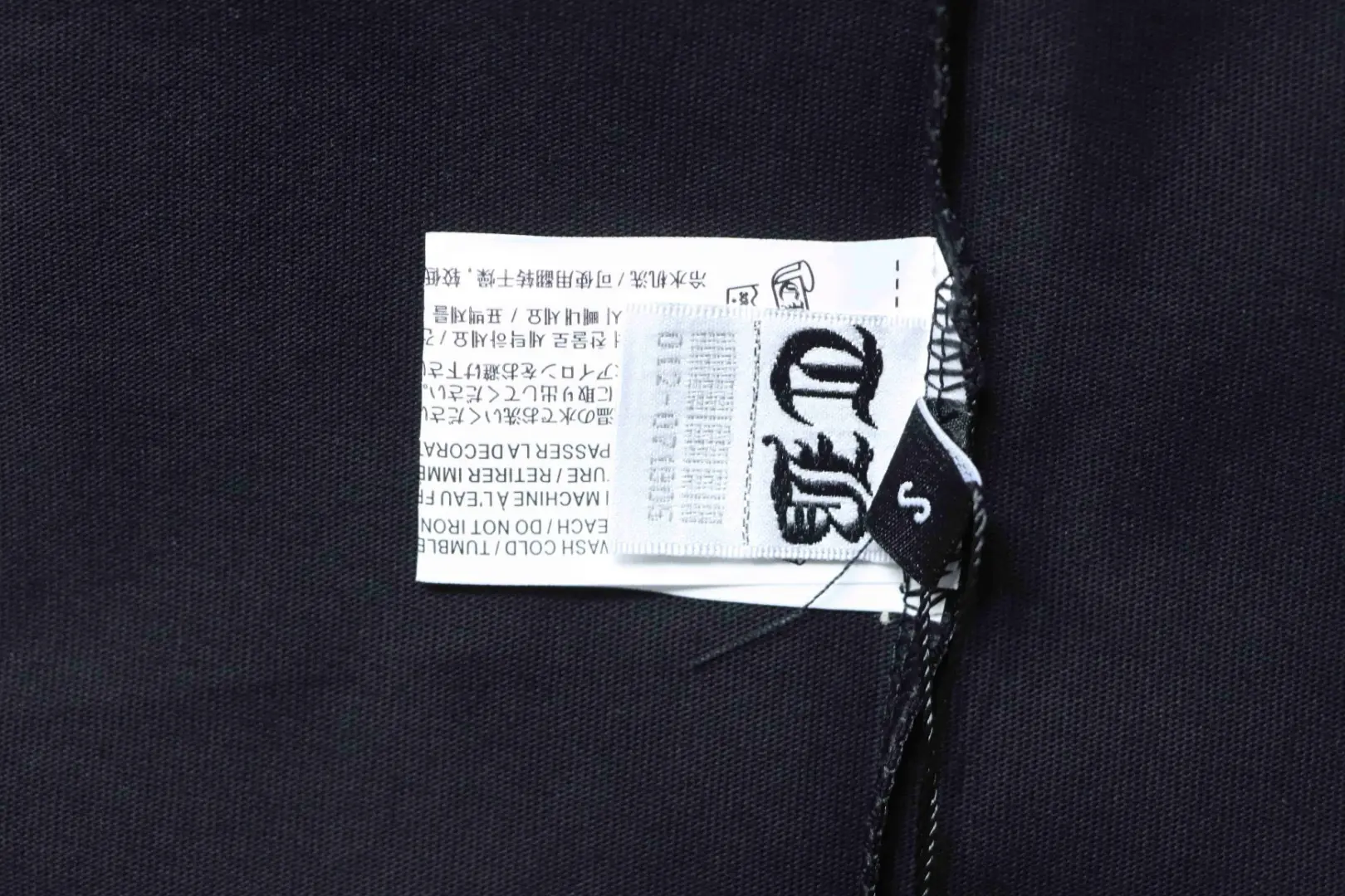 Kurzarmhemd mit Strassverzierungen im Sanskrit-Stil – Bild 12