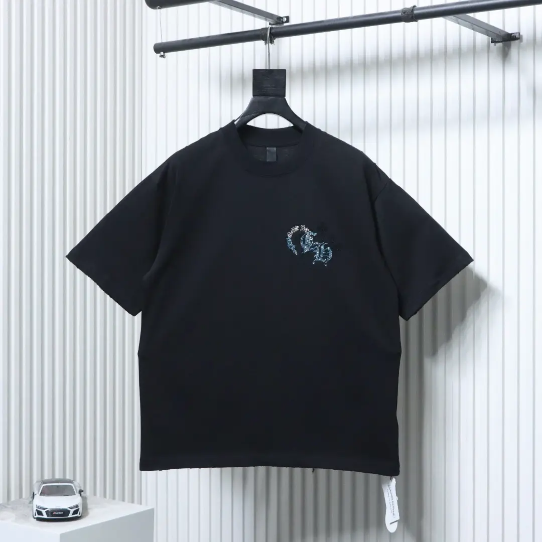 Kurzarmhemd mit Strassverzierungen im Sanskrit-Stil – Bild 3