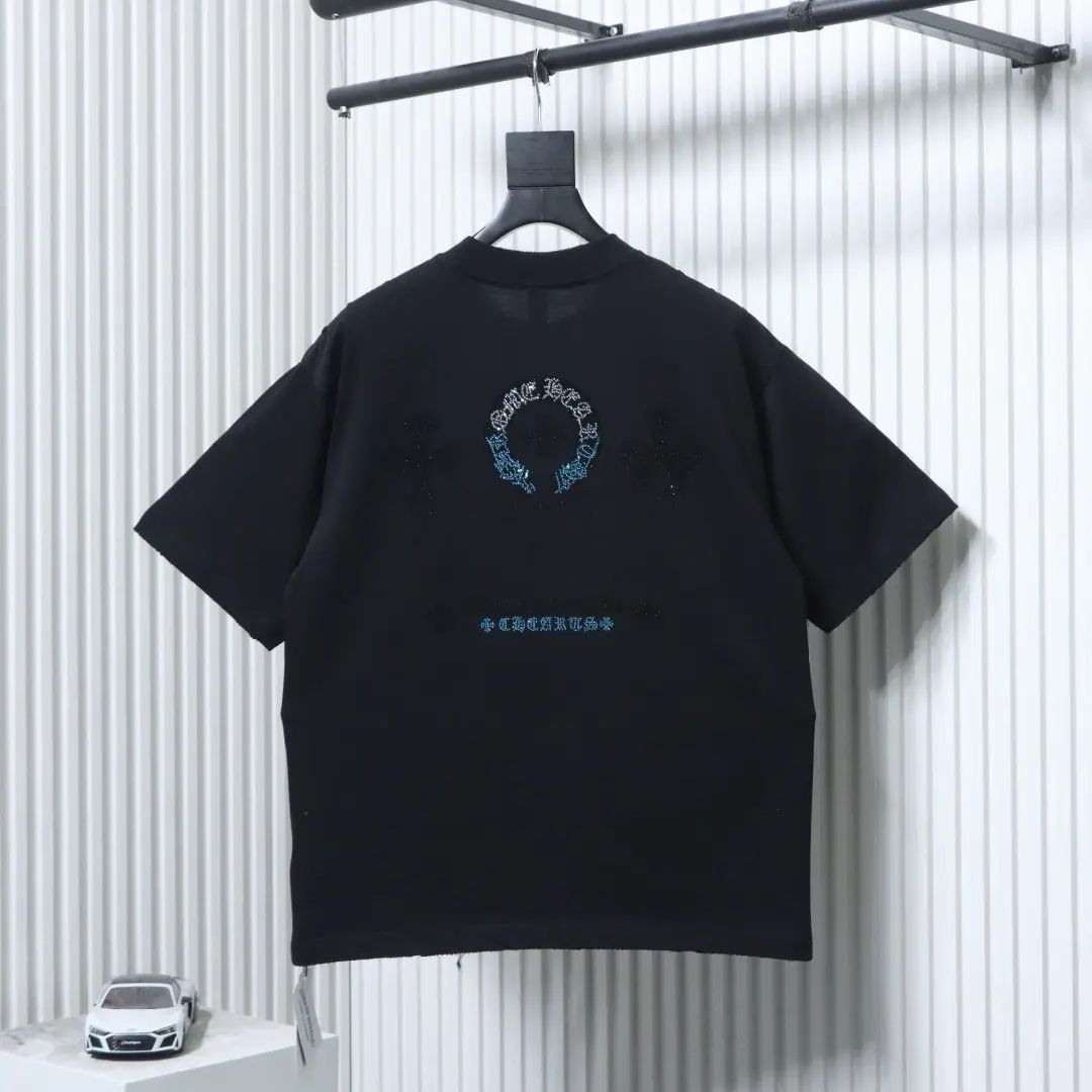 Kurzarmhemd mit Strassverzierungen im Sanskrit-Stil – Bild 4