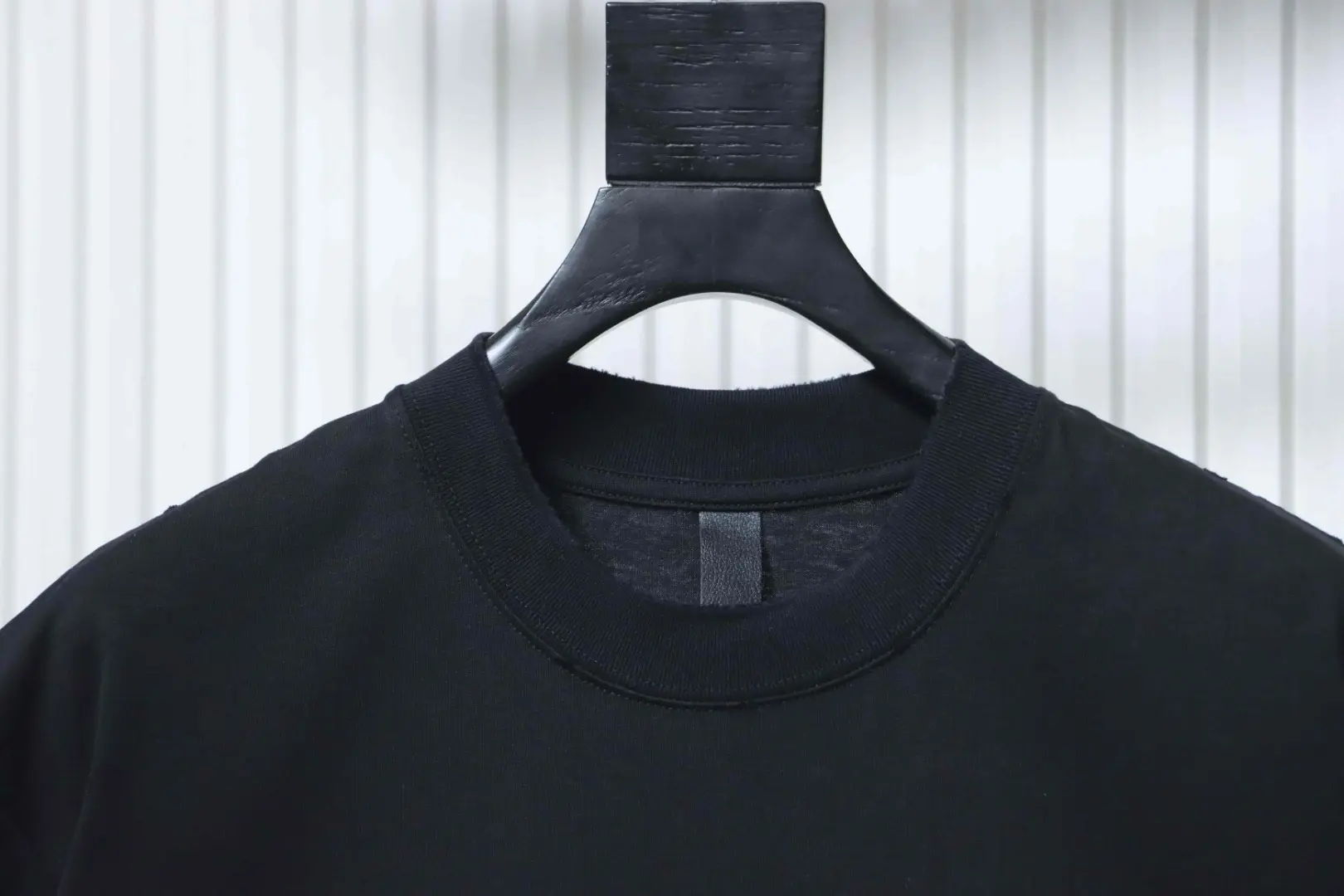 Kurzarmhemd mit Strassverzierungen im Sanskrit-Stil – Bild 5