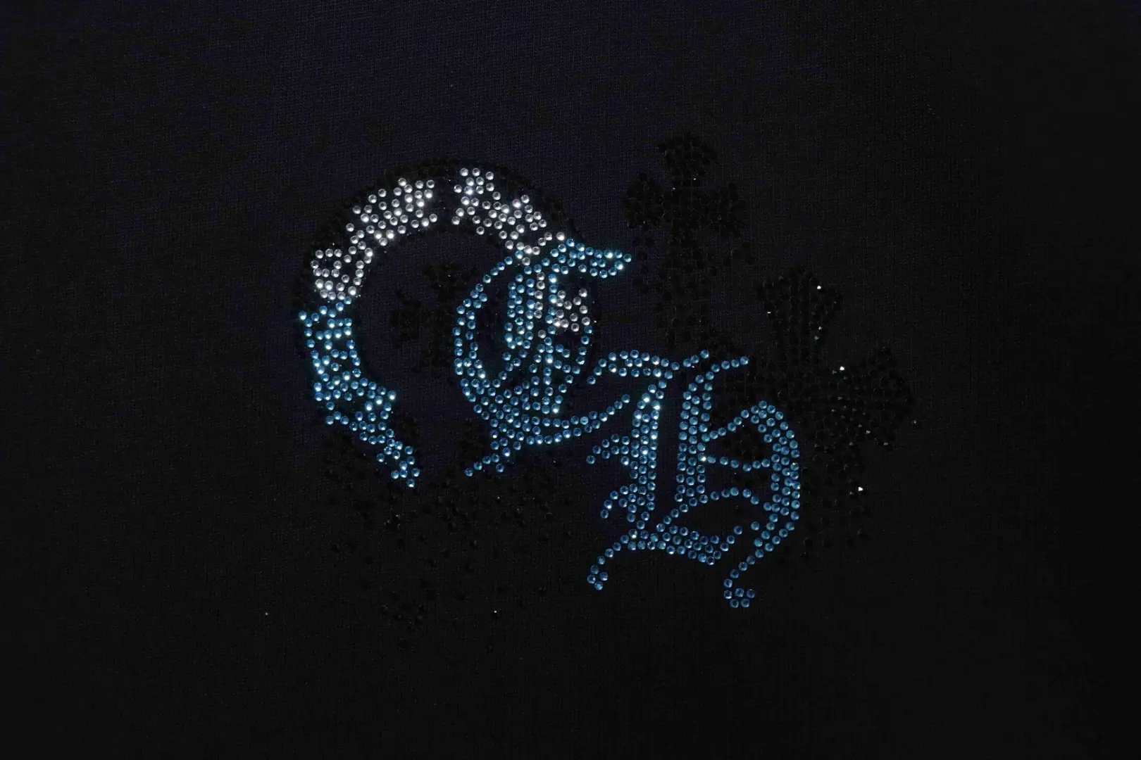 Kurzarmhemd mit Strassverzierungen im Sanskrit-Stil – Bild 7