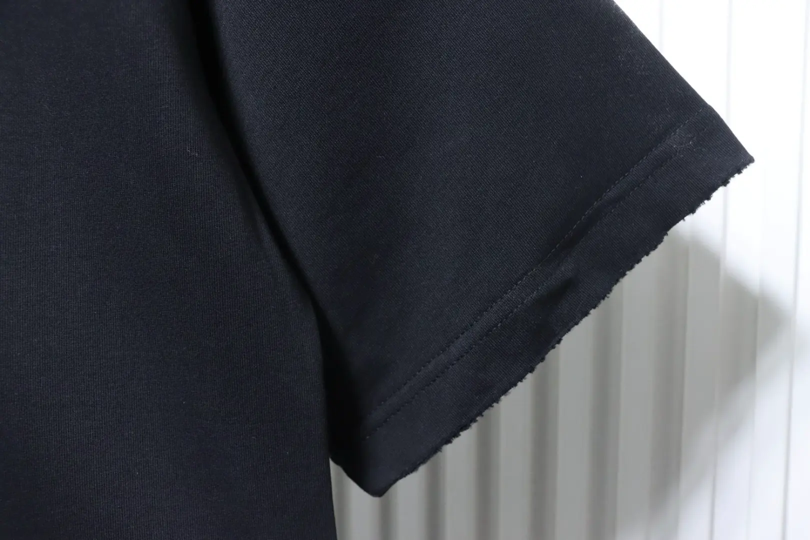 Kurzarmhemd mit Strassverzierungen im Sanskrit-Stil – Bild 8