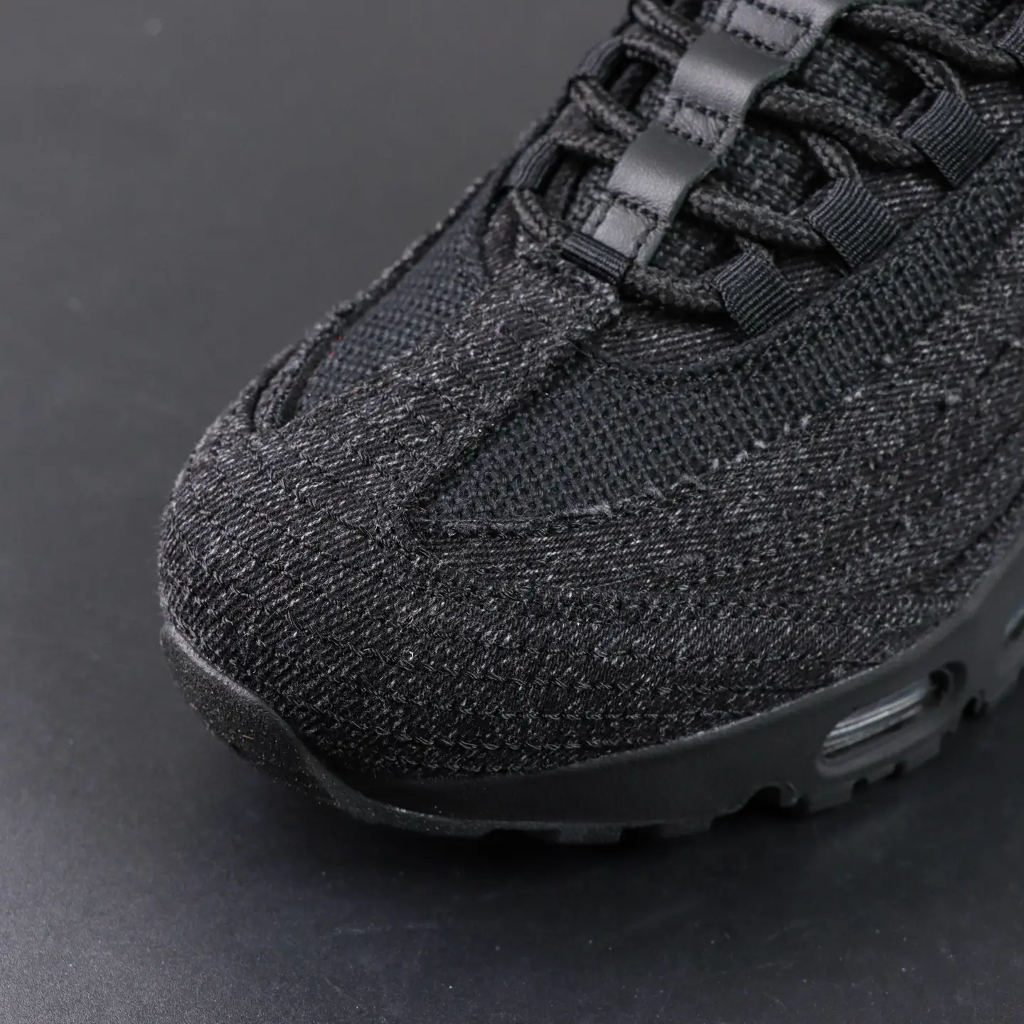 Levi's x Nike Air Max 95 „Schwarz und Anthrazit“ – Bild 8