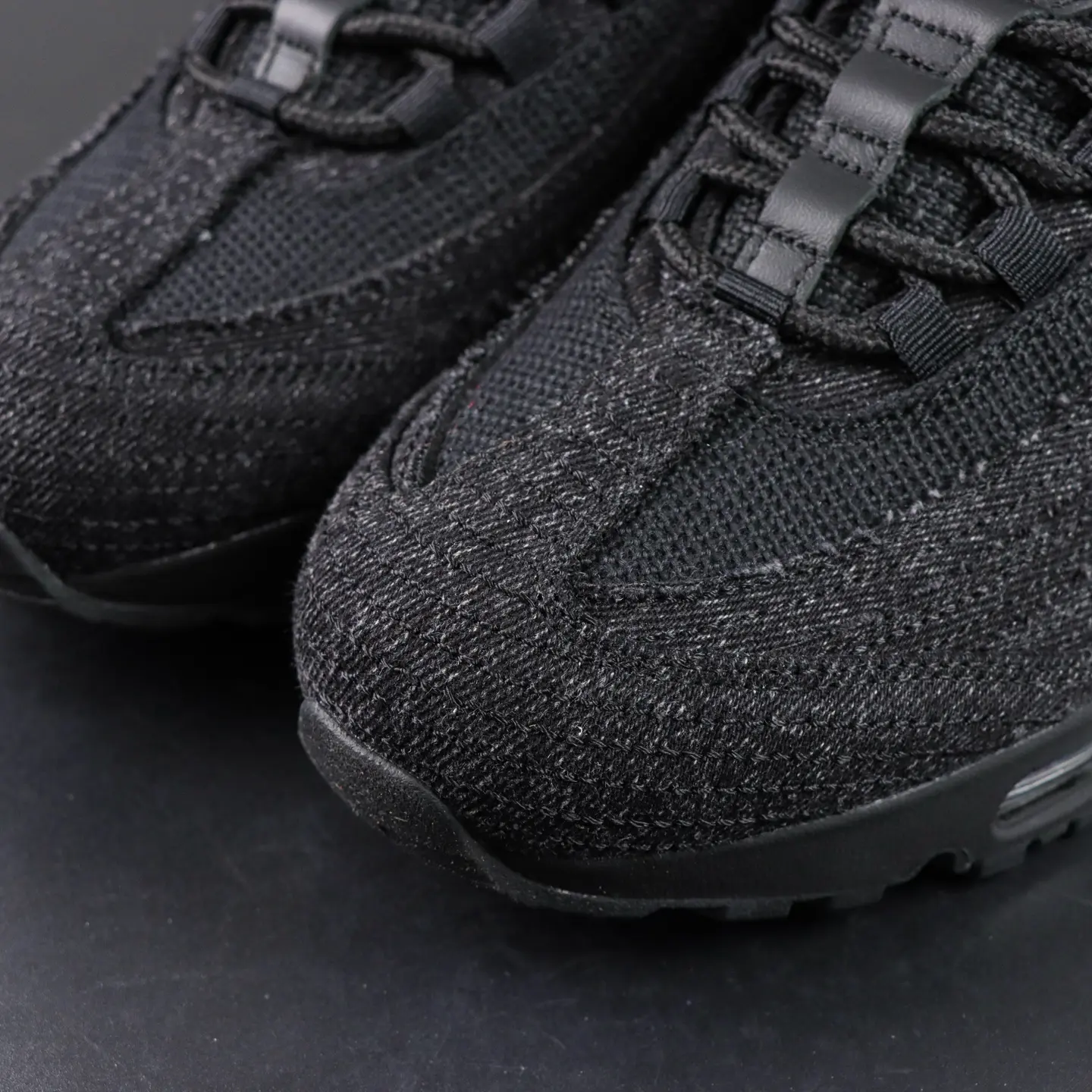 Levi's x Nike Air Max 95 „Schwarz und Anthrazit“ – Bild 10