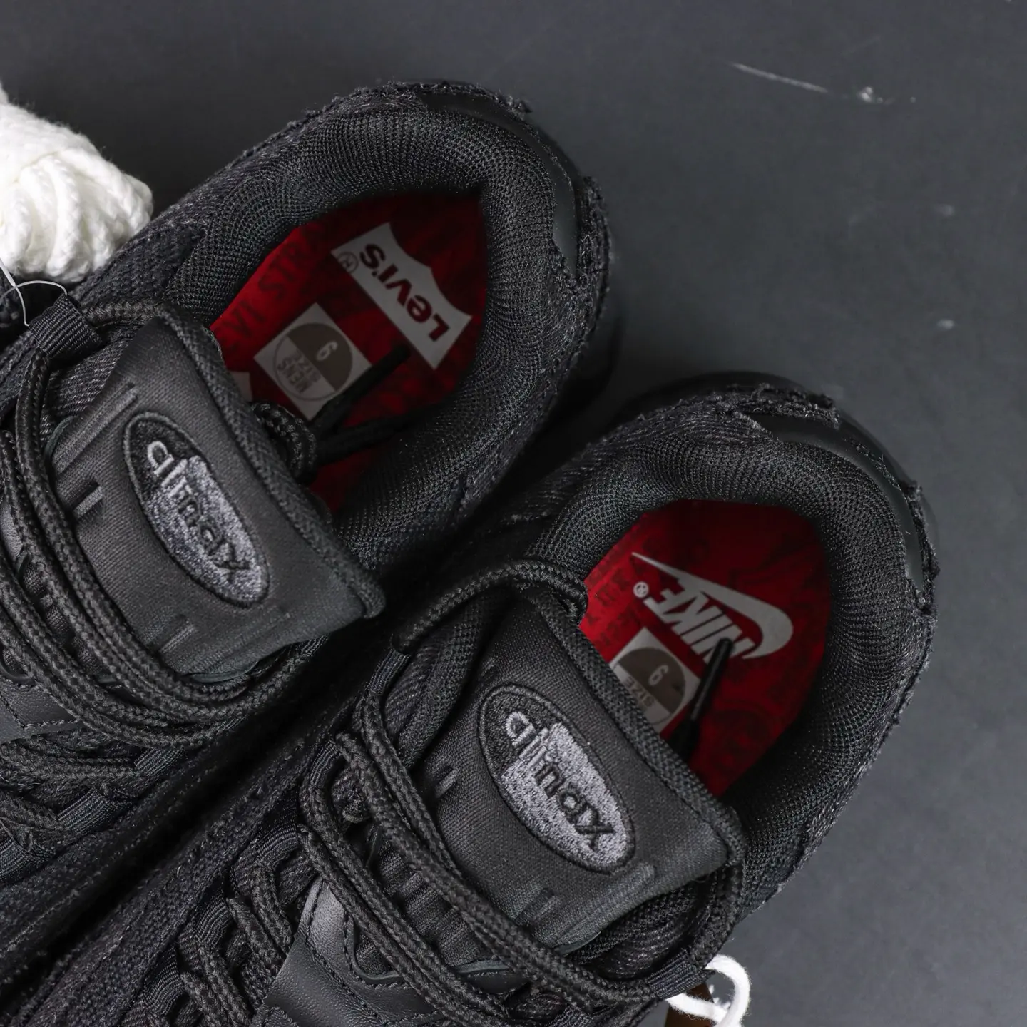 Levi's x Nike Air Max 95 „Schwarz und Anthrazit“ – Bild 9