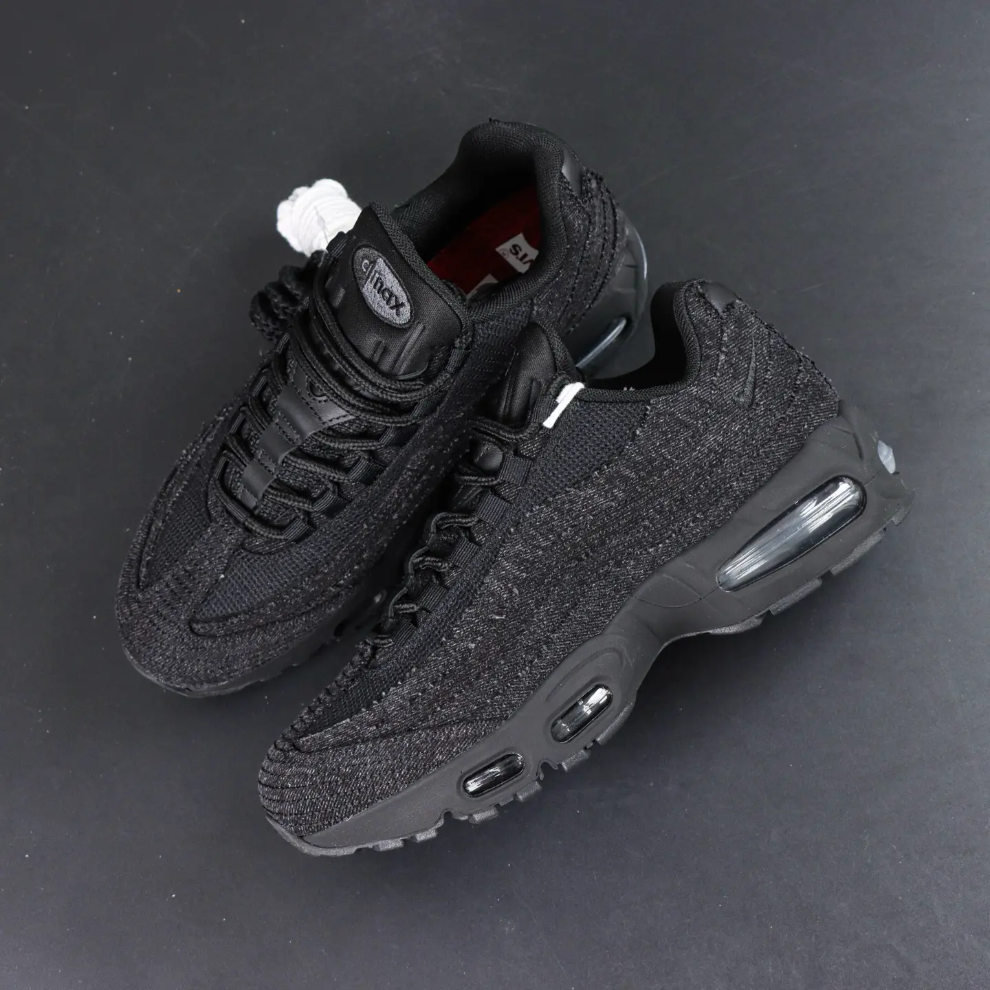 Levi's x Nike Air Max 95 „Schwarz und Anthrazit“ – Bild 6