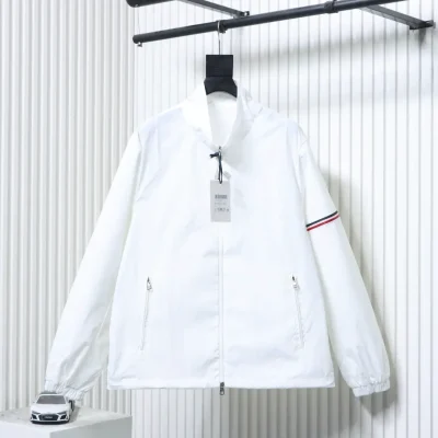 Moncler Nylonjacke mit aufgesetzten Ärmeltaschen und Reißverschluss