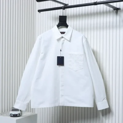 Monogrammiertes Hemd mit Tasche