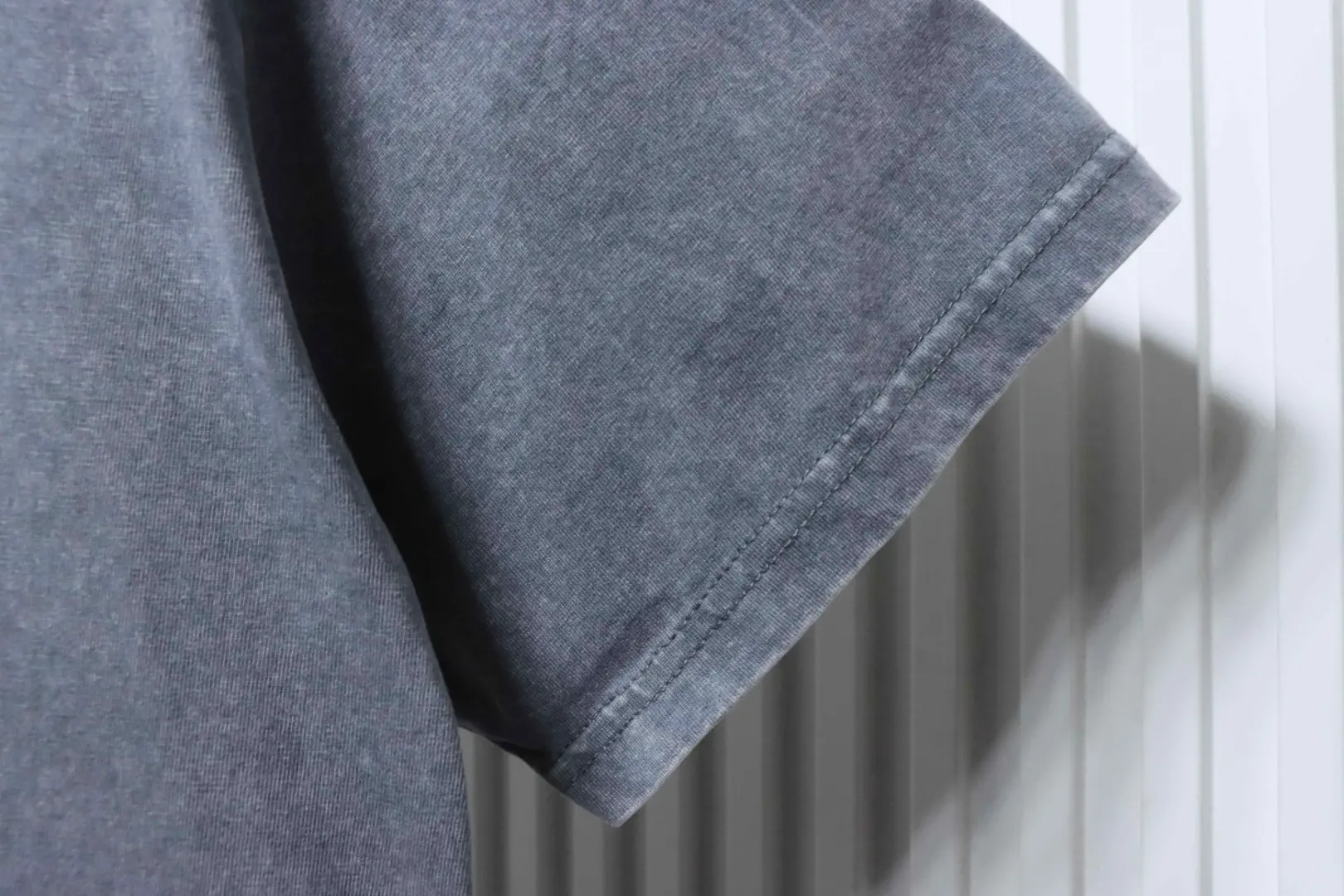 Neues, sommerliches Kurzarm-T-Shirt im Used-Look – Bild 9