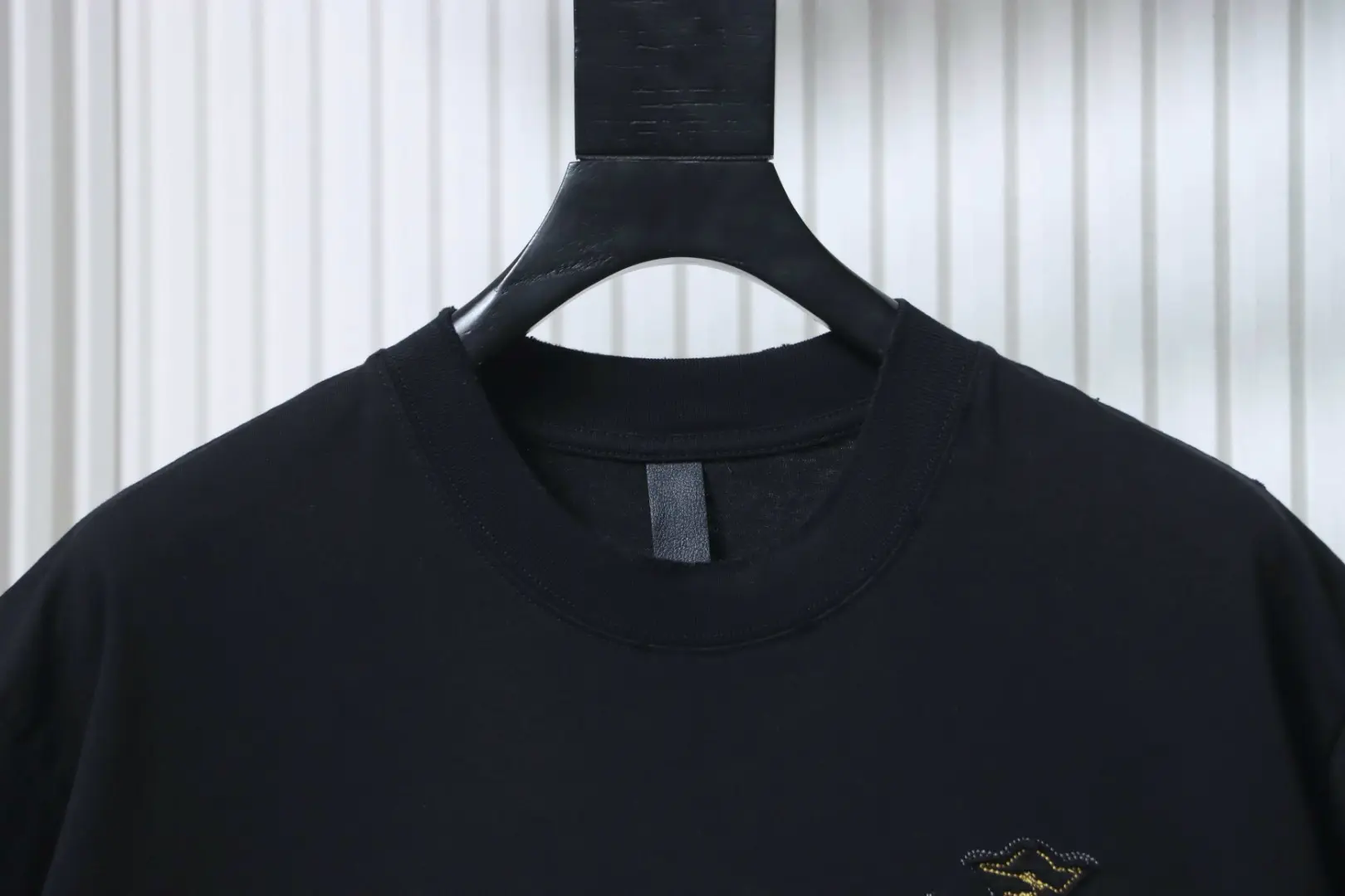 Robustes, kurzärmeliges Hemd mit Sanskrit-Kreuzstickerei – Bild 7