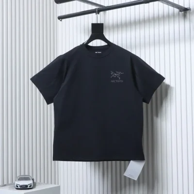Arc'teryx — Kurzarm-T-Shirt mit reflektierendem „Little Bird“-Logo und Schriftzug
