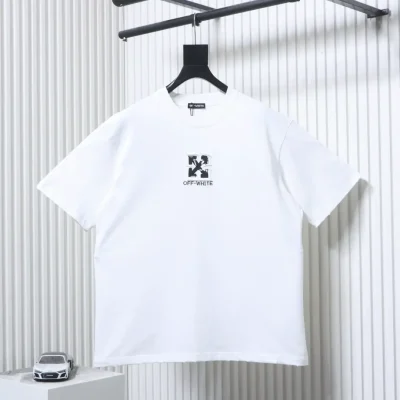 Aufnäher mit Pfeillogo hinten, gestickter Rundhalsausschnitt, kurze Ärmel