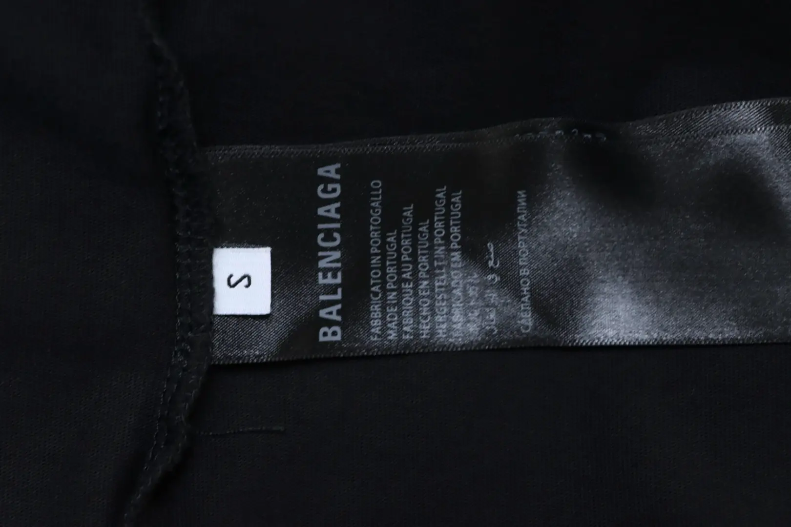 BALENCIAGA Kurzarm-T-Shirt mit gesticktem, leicht abgenutztem Label – Bild 9