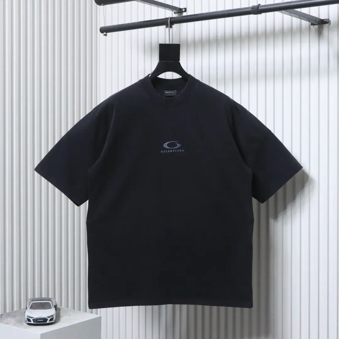 BALENCIAGA Kurzarm-T-Shirt mit gesticktem, leicht abgenutztem Label