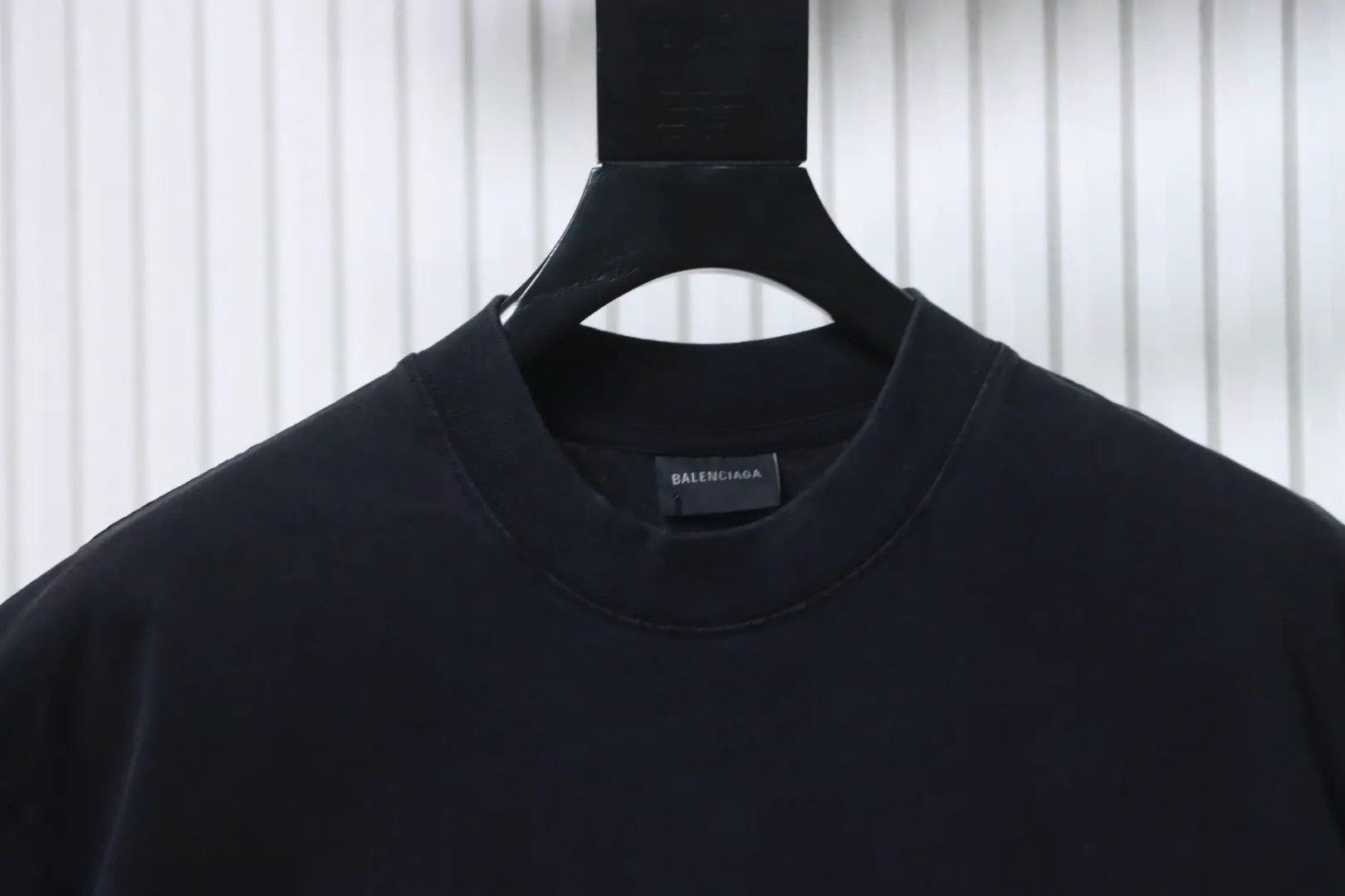 BALENCIAGA Kurzarm-T-Shirt mit gesticktem, leicht abgenutztem Label – Bild 3