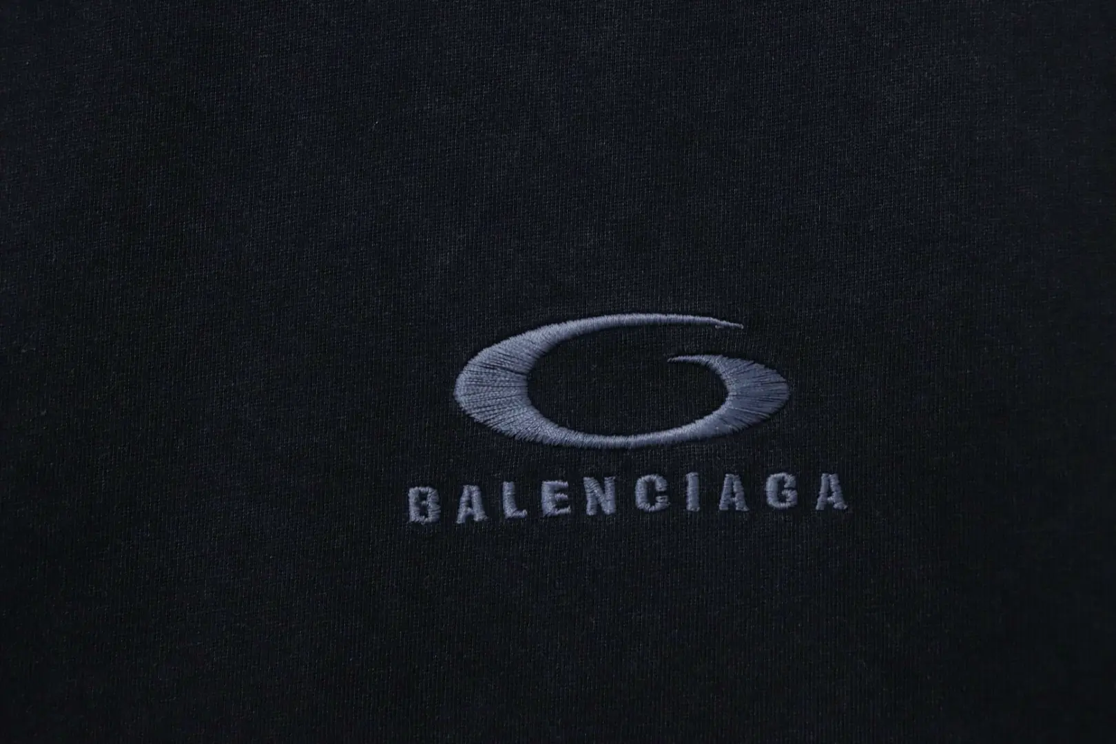 BALENCIAGA Kurzarm-T-Shirt mit gesticktem, leicht abgenutztem Label – Bild 6