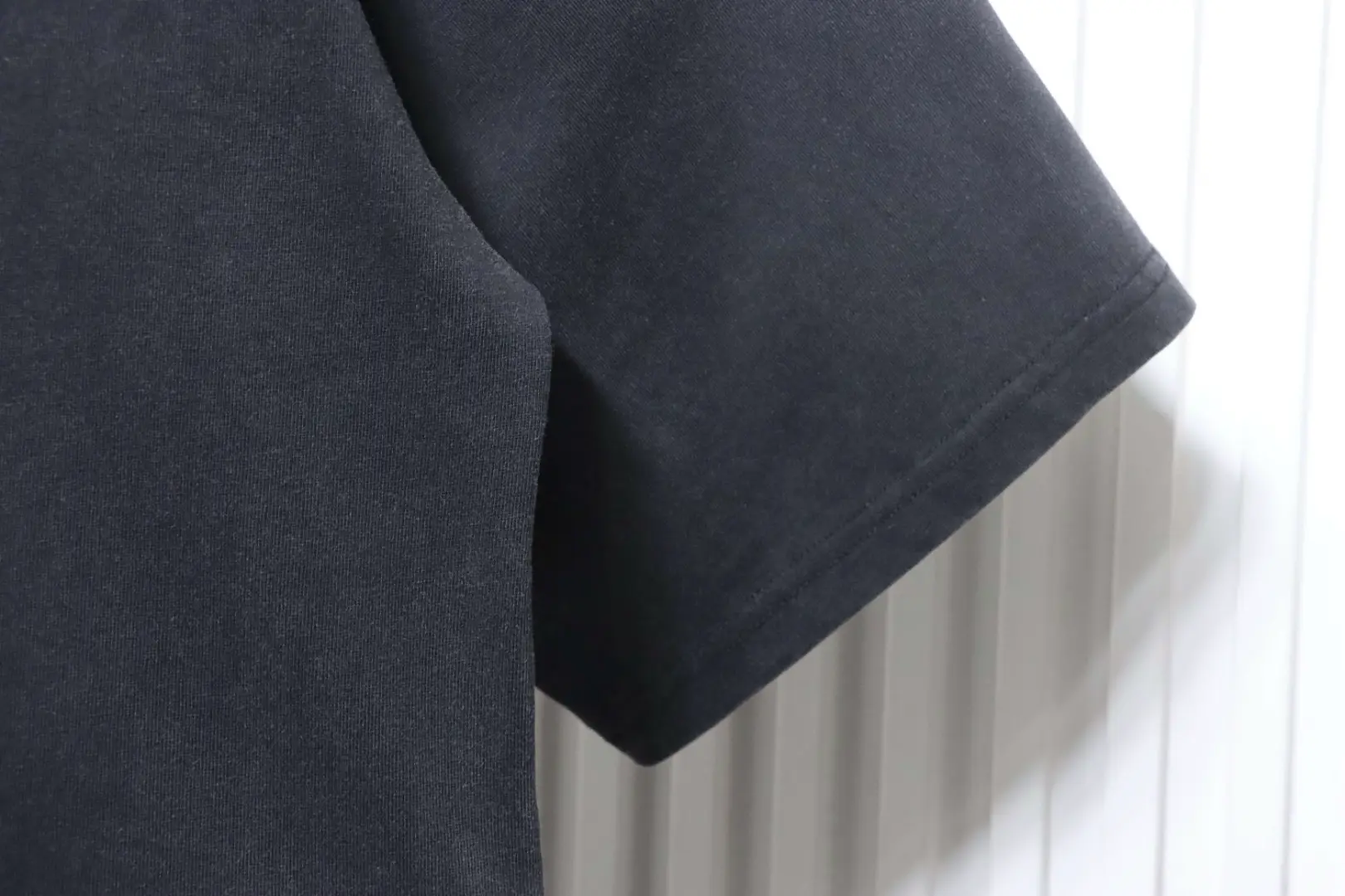 BALENCIAGA Kurzarm-T-Shirt mit gesticktem, leicht abgenutztem Label – Bild 5