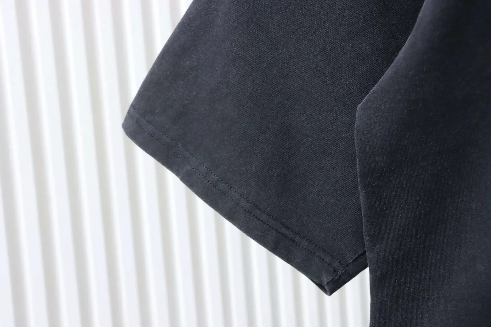 BALENCIAGA Kurzarm-T-Shirt mit gesticktem, leicht abgenutztem Label – Bild 4