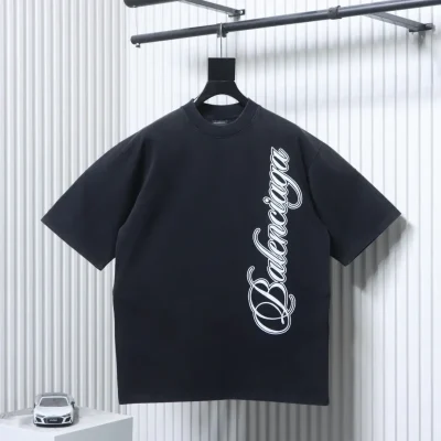 BALENCIAGA Limited Edition T-Shirt mit Script-Stickerei und kurzen Ärmeln