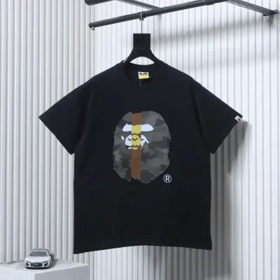 BAPE Kurzarm-T-Shirt mit vertikalen Streifen, Color-Block-Design und Ape-Head-Camo-Print