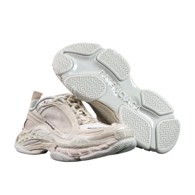 Ansicht der Außensohle und Seite Balenciaga Triple S.2.