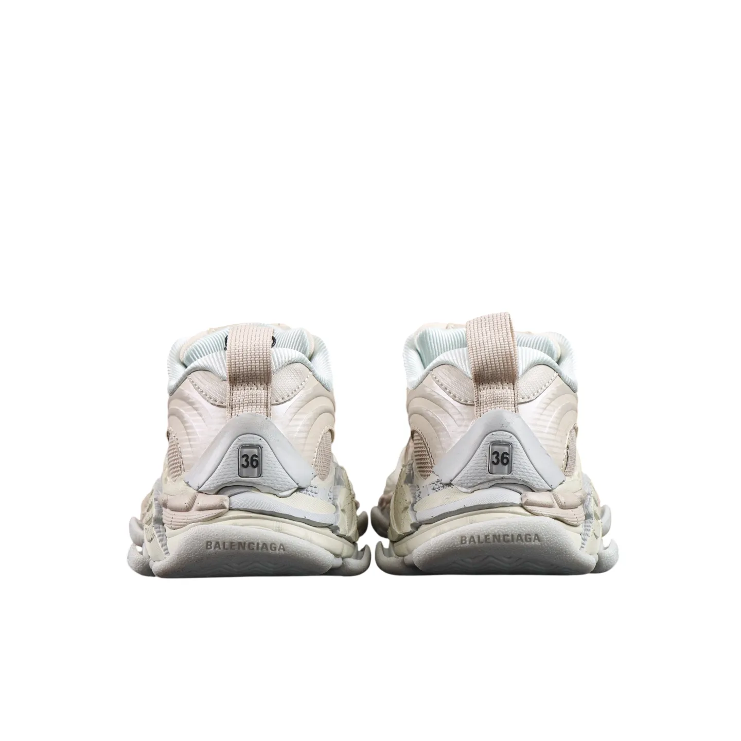 Direkte Rückansicht des BLCG Sneaker-Paares.