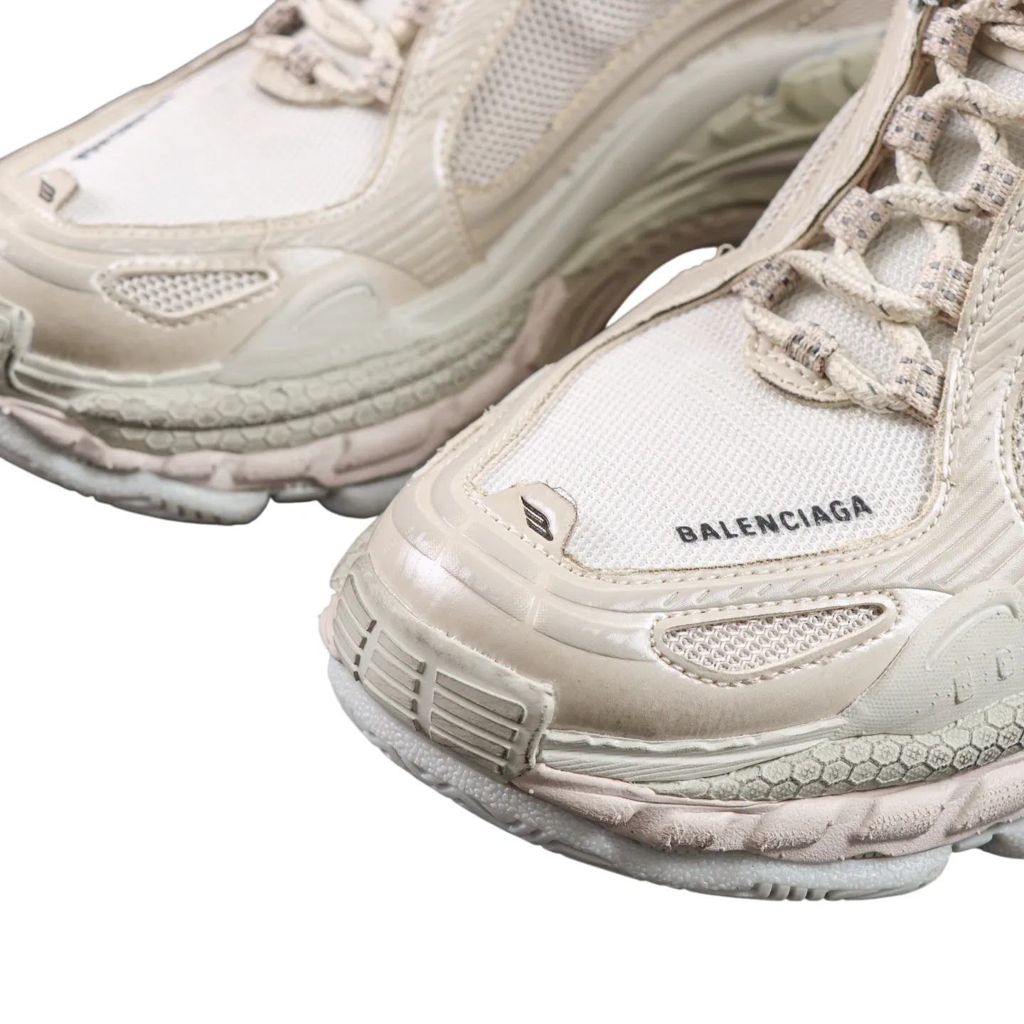 Nahaufnahme der Schuhspitze mit BLCG-Logo.
