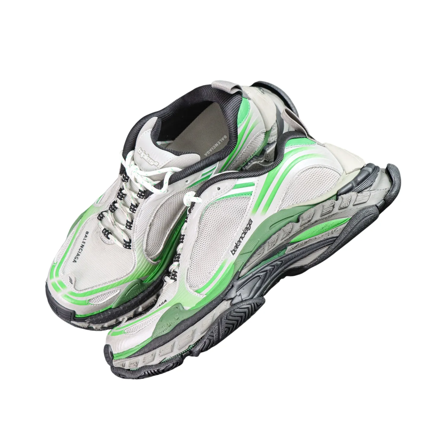 Schrägansicht BLCG Triple S.2 Sneaker Paar.
