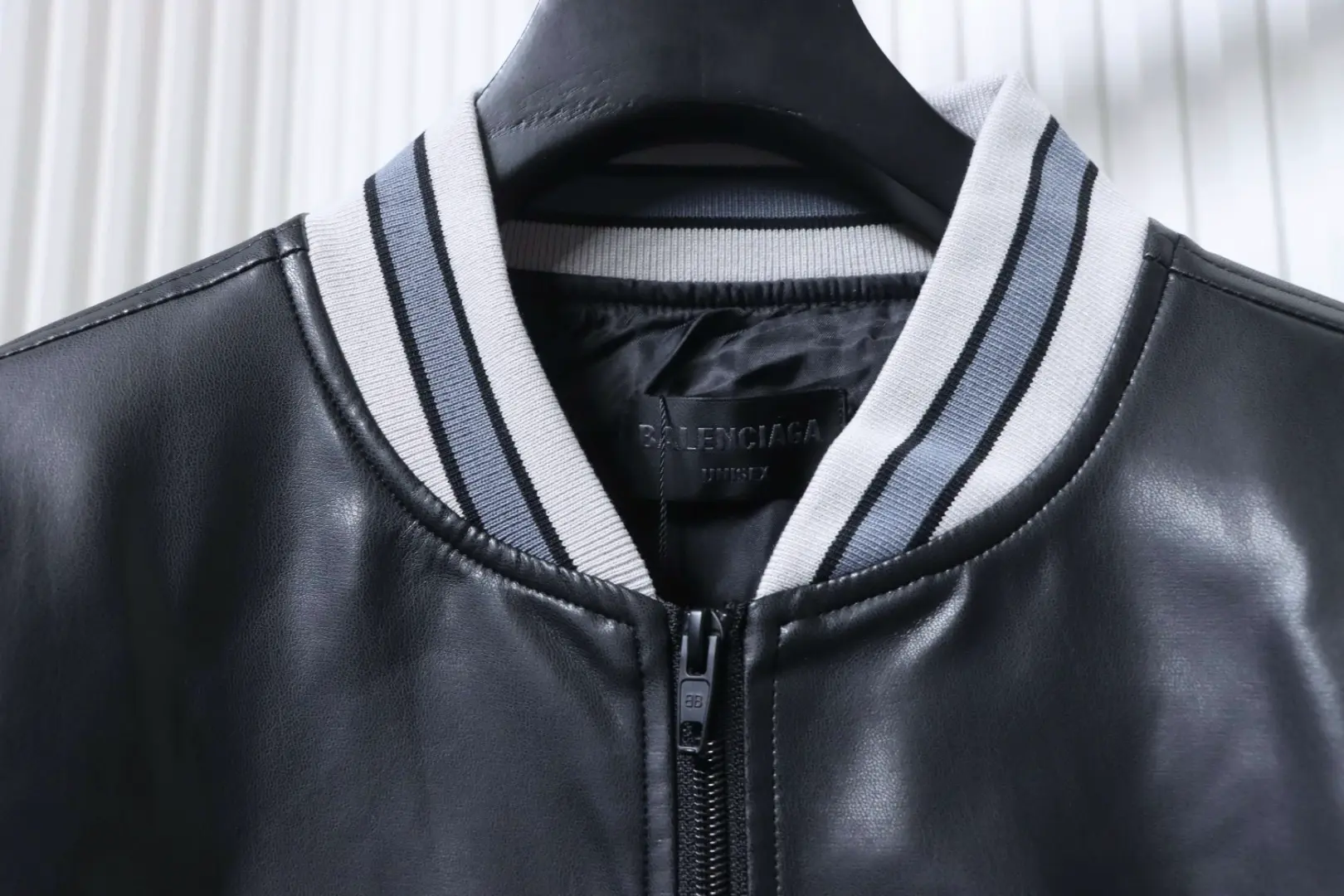 Balenciaga 3M bestickte, graue Leder-Bomberjacke im Baseball-Stil „Man Utd“ – Bild 3