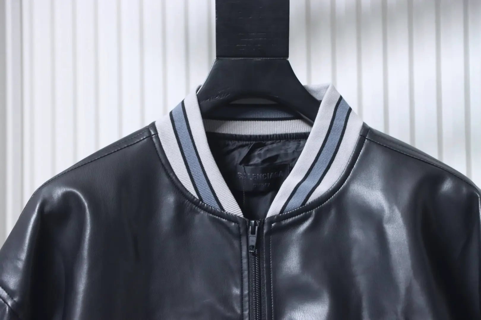 Balenciaga 3M bestickte, graue Leder-Bomberjacke im Baseball-Stil „Man Utd“ – Bild 5