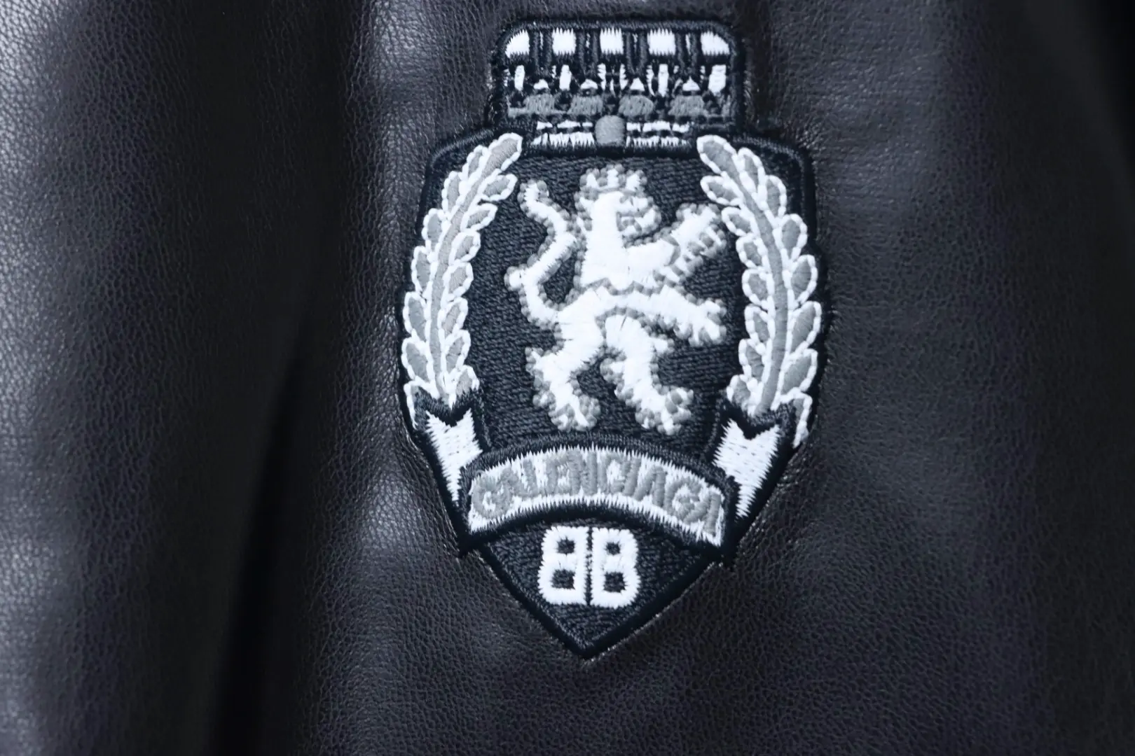 Balenciaga 3M bestickte, graue Leder-Bomberjacke im Baseball-Stil „Man Utd“ – Bild 6